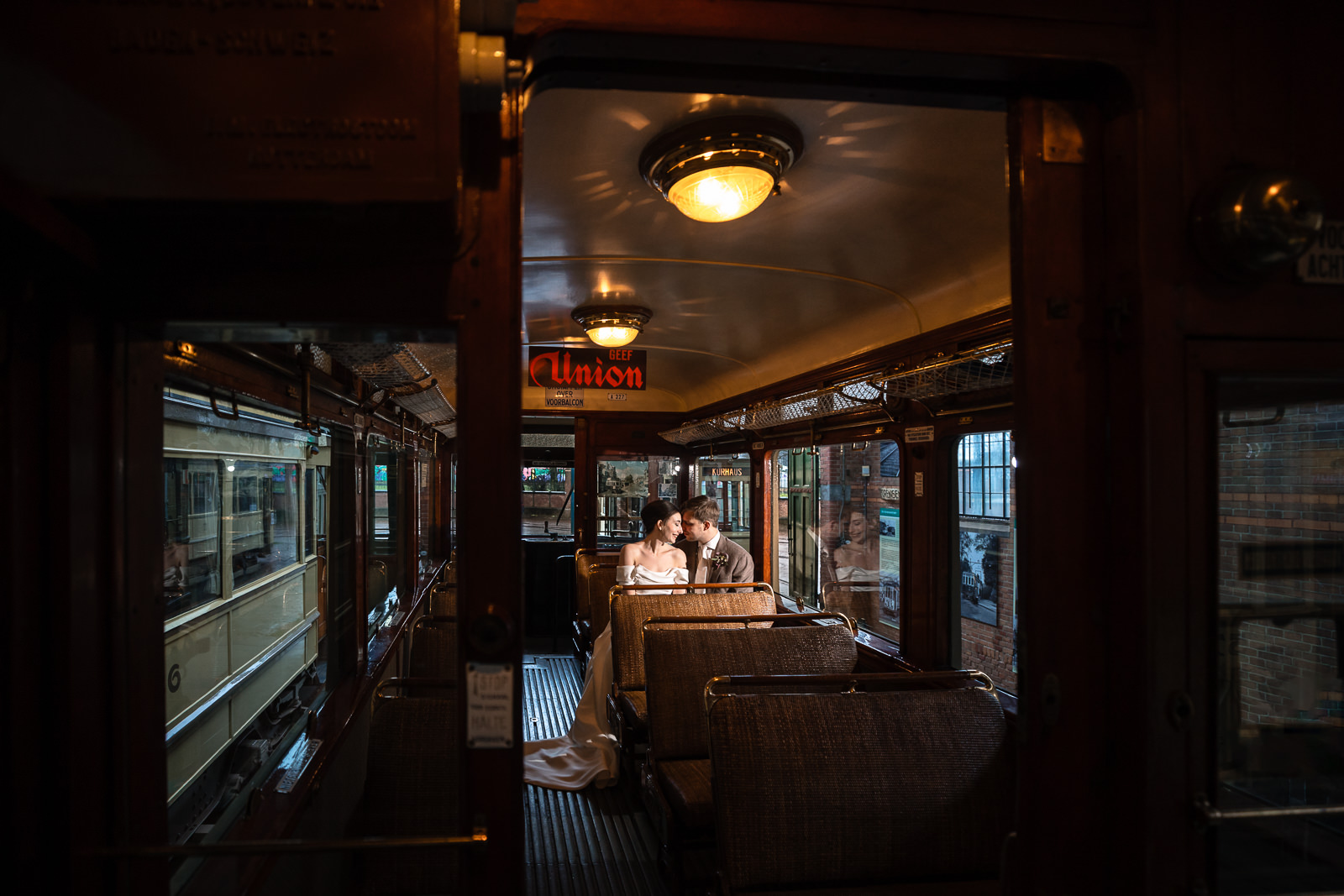 Bruidspaar fotoshoot in tram bij Haags Openbaar vervoer Museum Tram Remise vastgelegd door Trouwfotograaf Den Haag Paco van Leeuwen