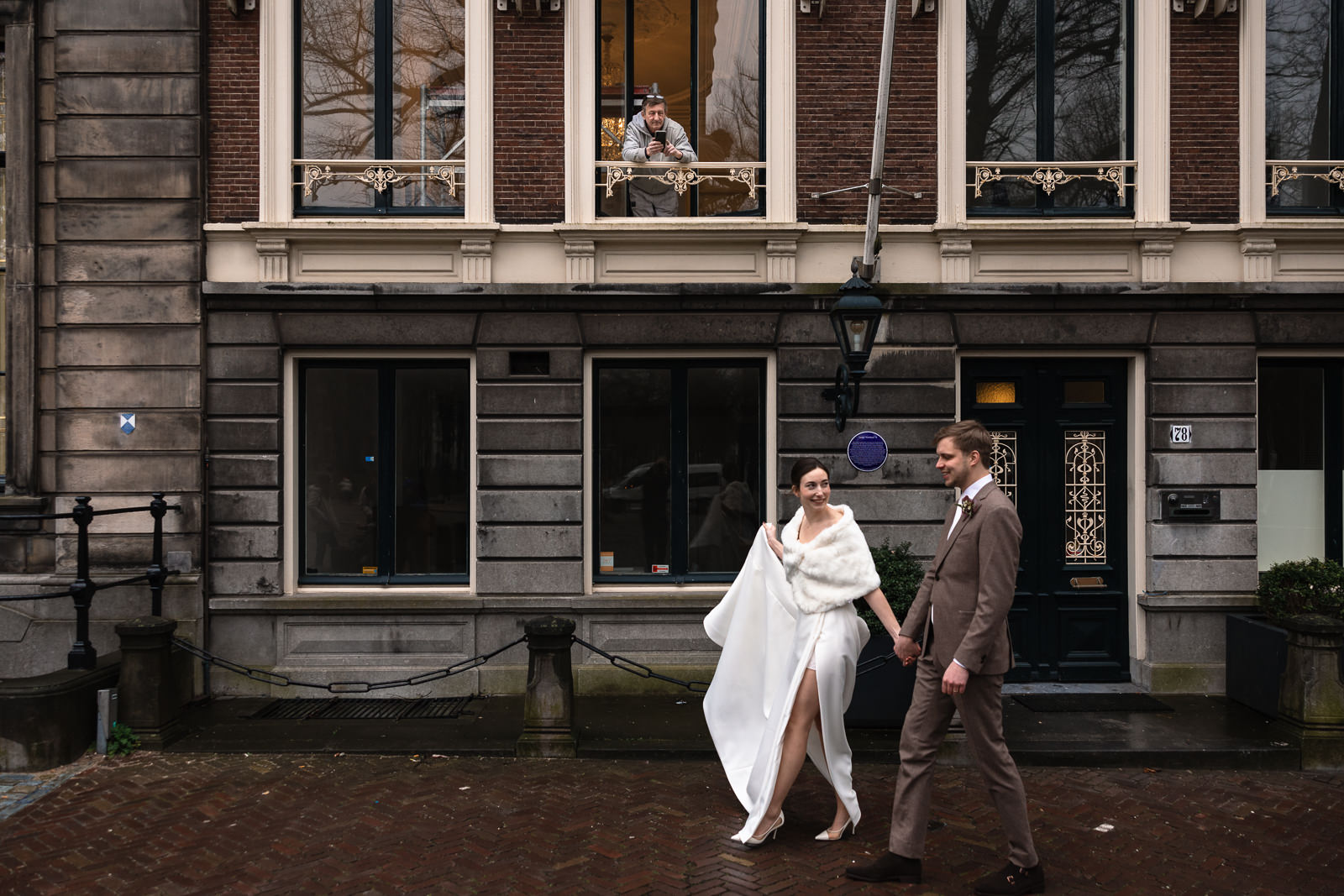 Fotoshoot moment bruidspaar Lange voorhout vastgelegd door Trouwfotograaf Den Haag Paco van Leeuwen