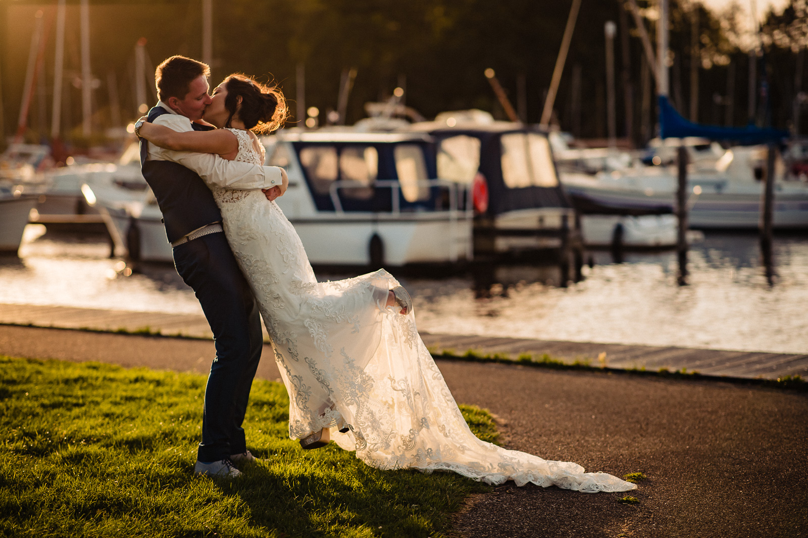 Trouwfotograaf Groningen Zonsondergang met bruidspaar