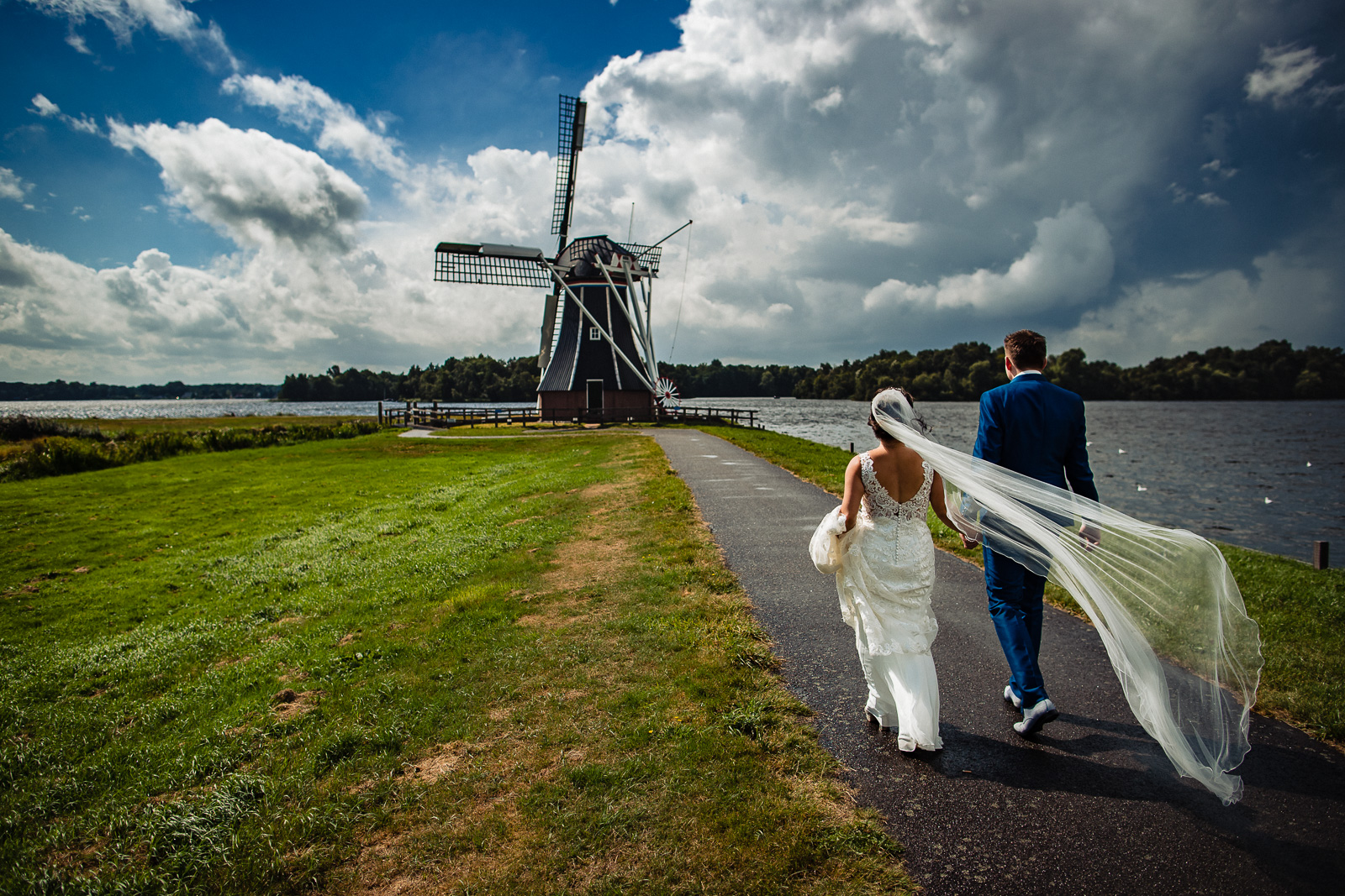 Bruidspaar bij Molen in Groningen
