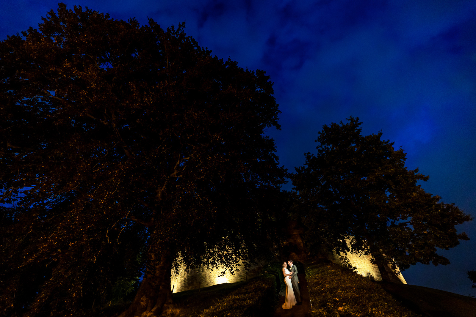 Trouwfotograaf Leiden creatieve avond fotoshoot met bruidspaar bij de burcht in leiden