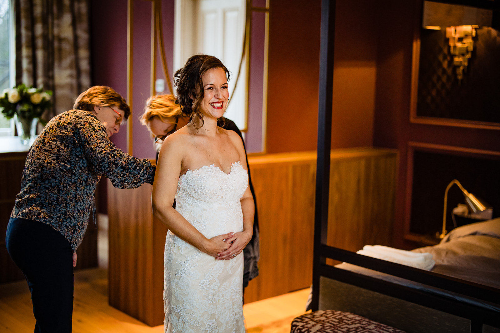 Trouwfotograaf Leiden bruid doet trouwjurk aan