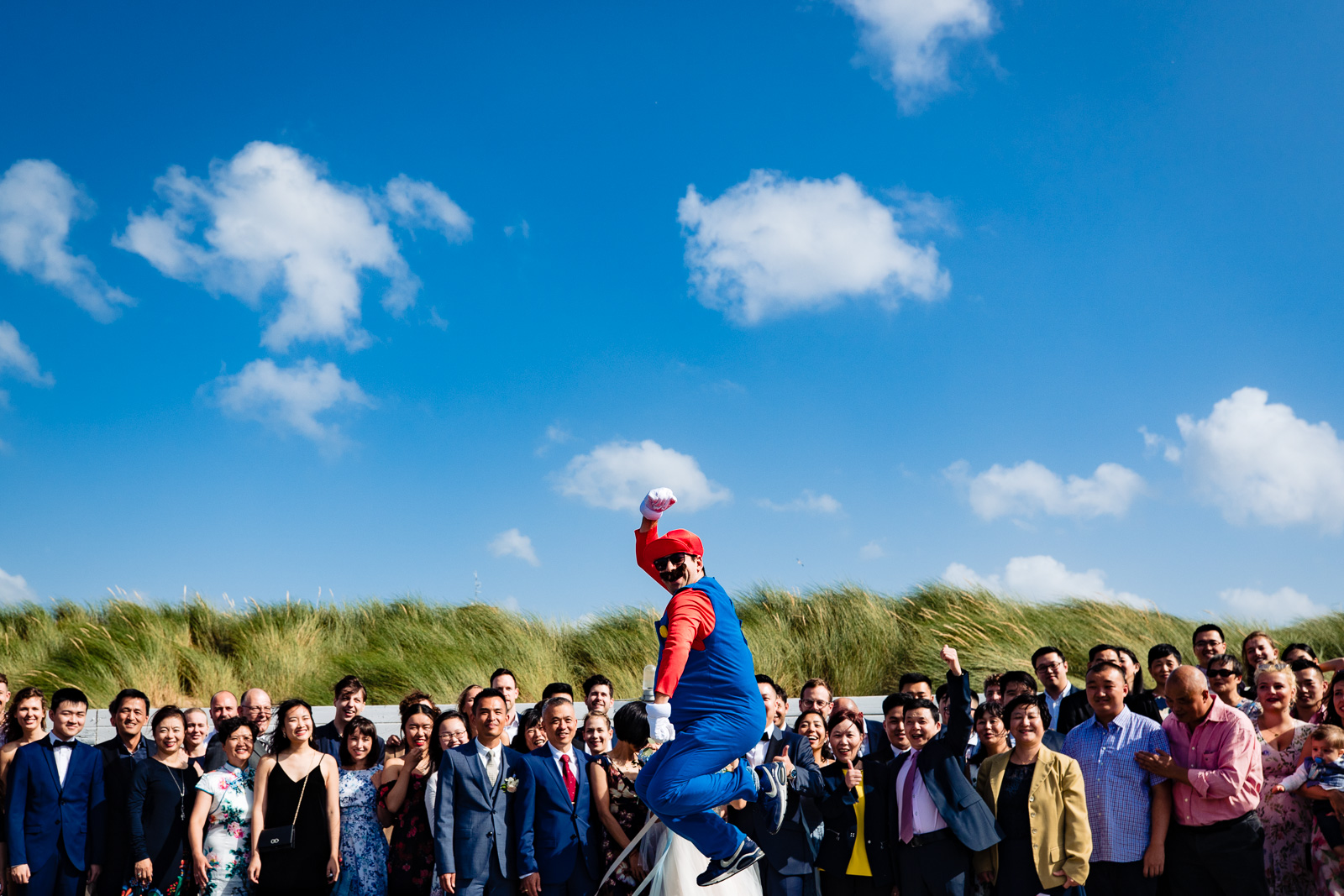 Mario komt voorbij springen tijdens de groepsfoto's van deze chinese bruiloft