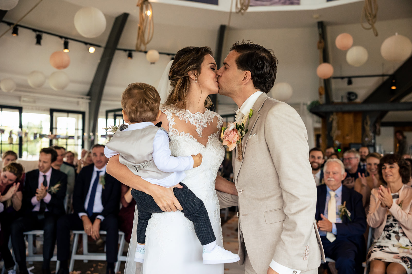 Herfstbruiloft bruiloft first kiss bruidspaar Trouwfotograaf Den Haag Paco van Leeuwen