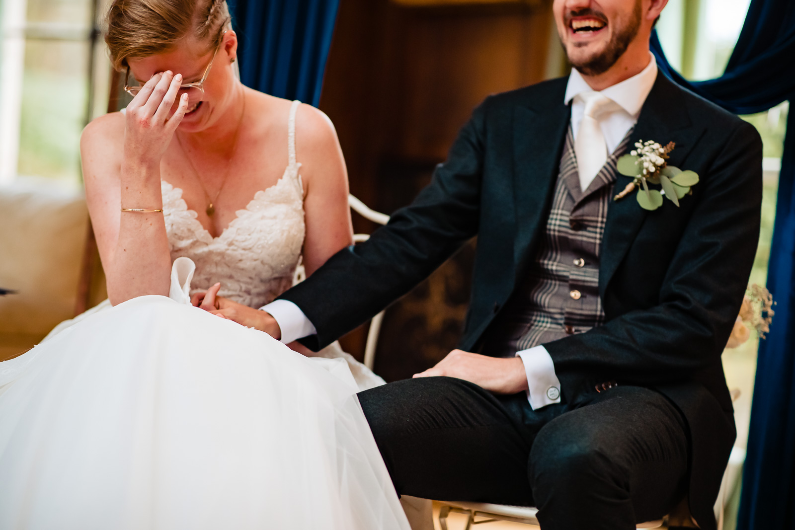 Humor tijdens de trouwceremonie gefotografeerd door Trouwfotograaf Wolvenbos