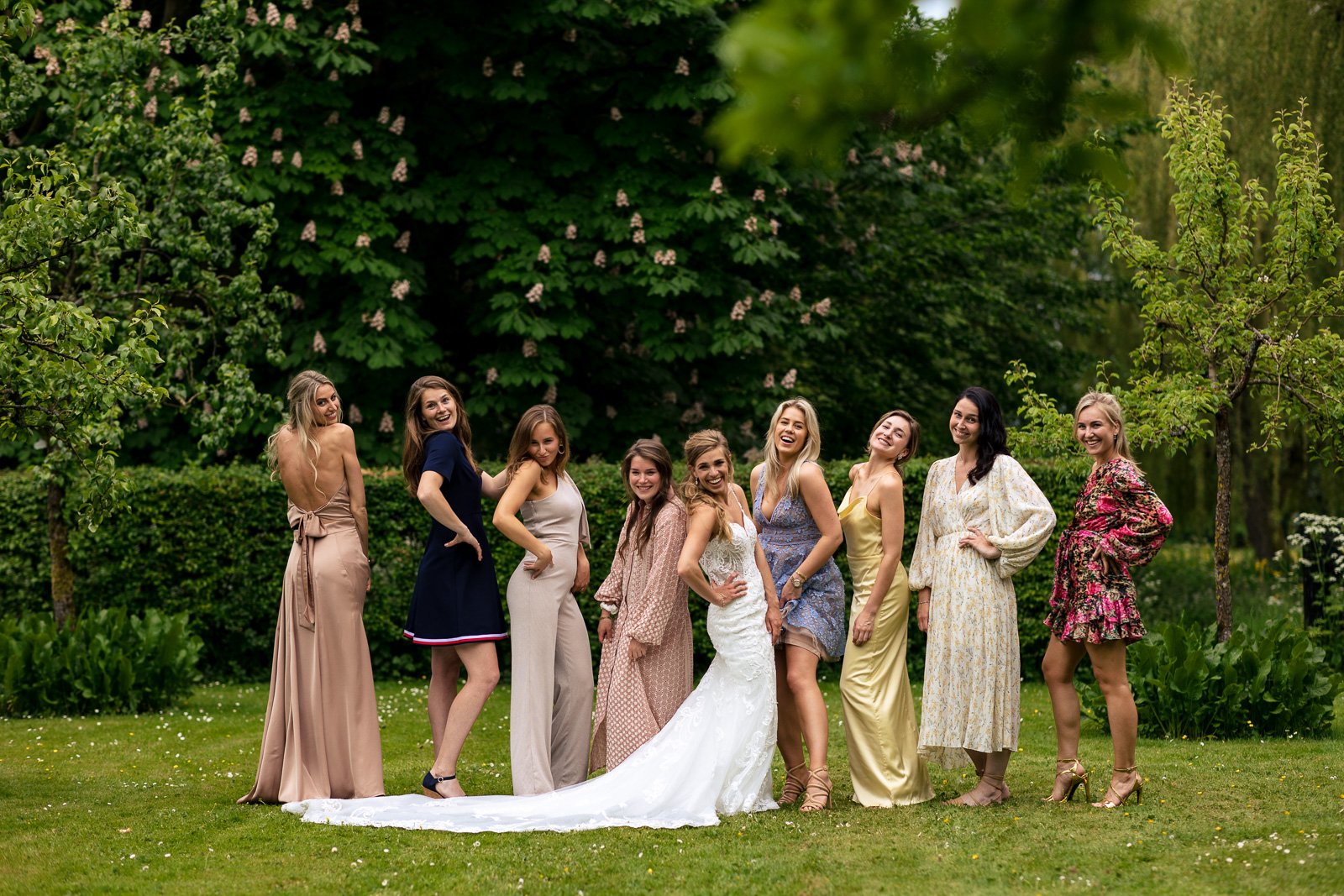 Groepsfoto met alle vriendinnen van de bruid