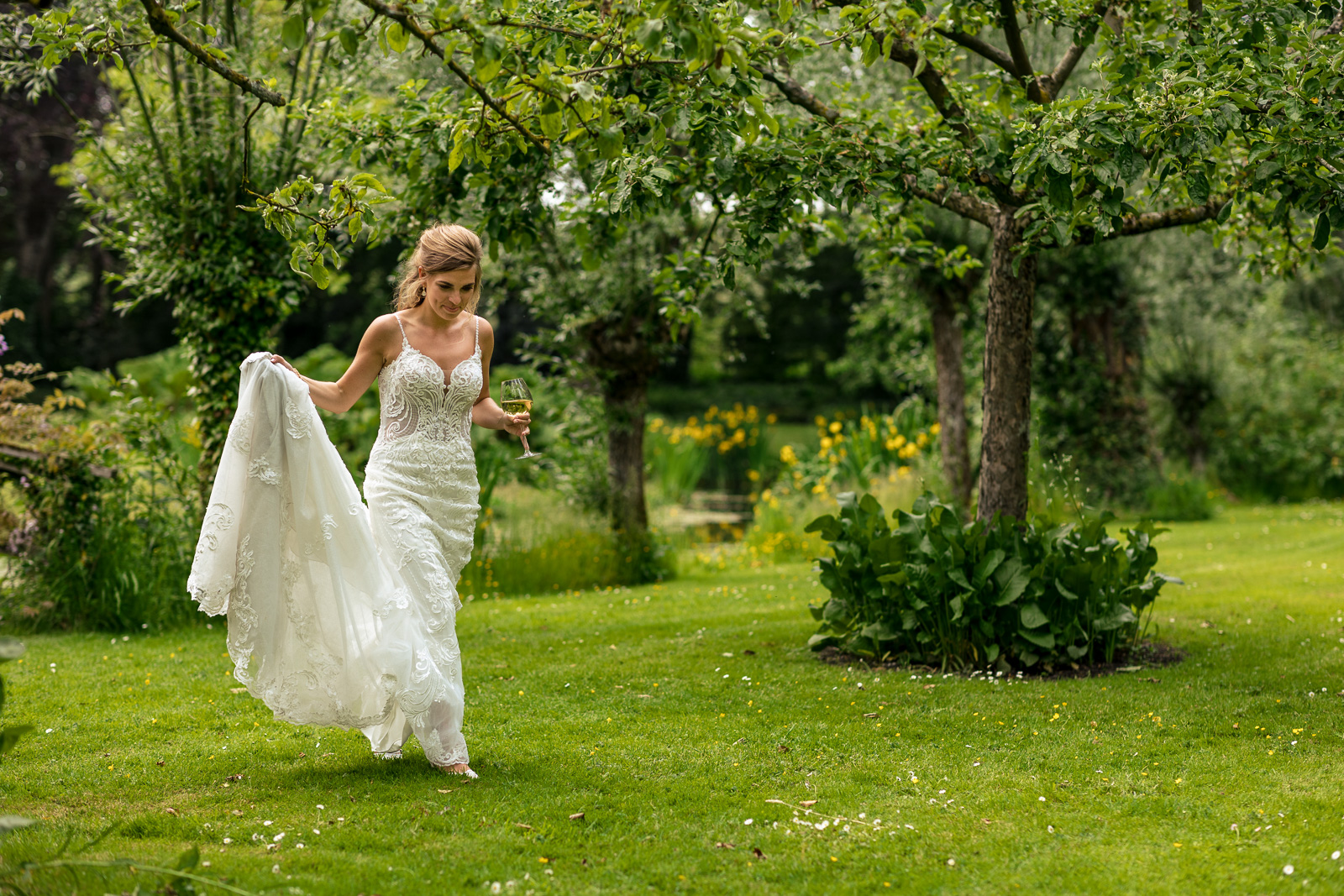 bruid loopt door de boomgaard bij land van belofte