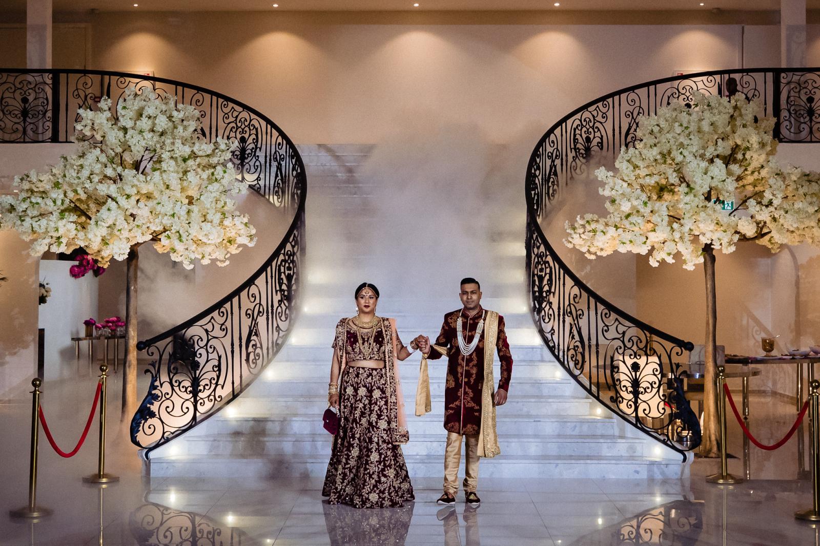 grand entree bruidspaar voor openingsdans  hindoestaanse bruiloft door trouwfotograaf rey events almere
