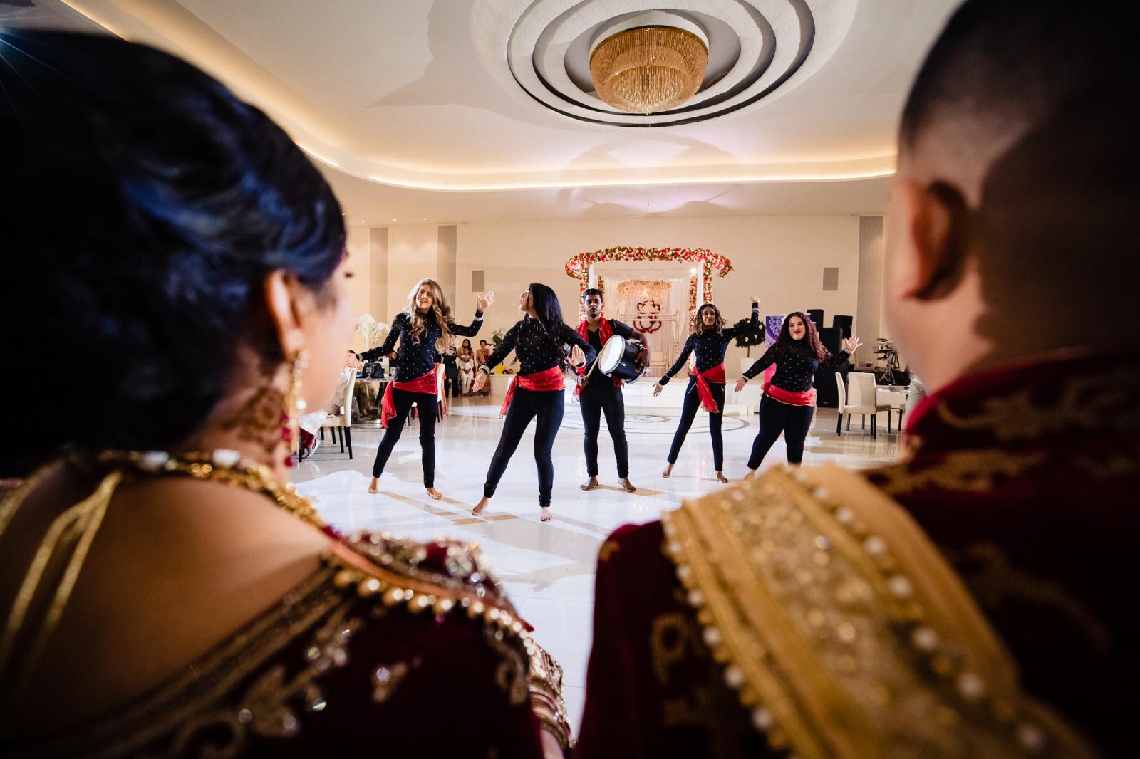 Dansvoorstelling hindoestaanse bruiloft door trouwfotograaf rey events almere