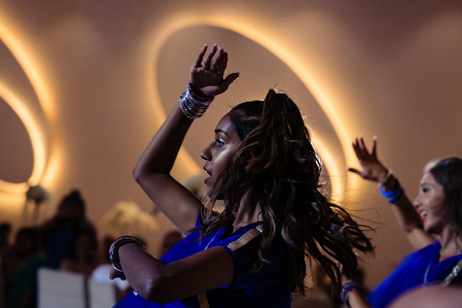 Dansvoorstelling hindoestaanse bruiloft door trouwfotograaf rey events almere