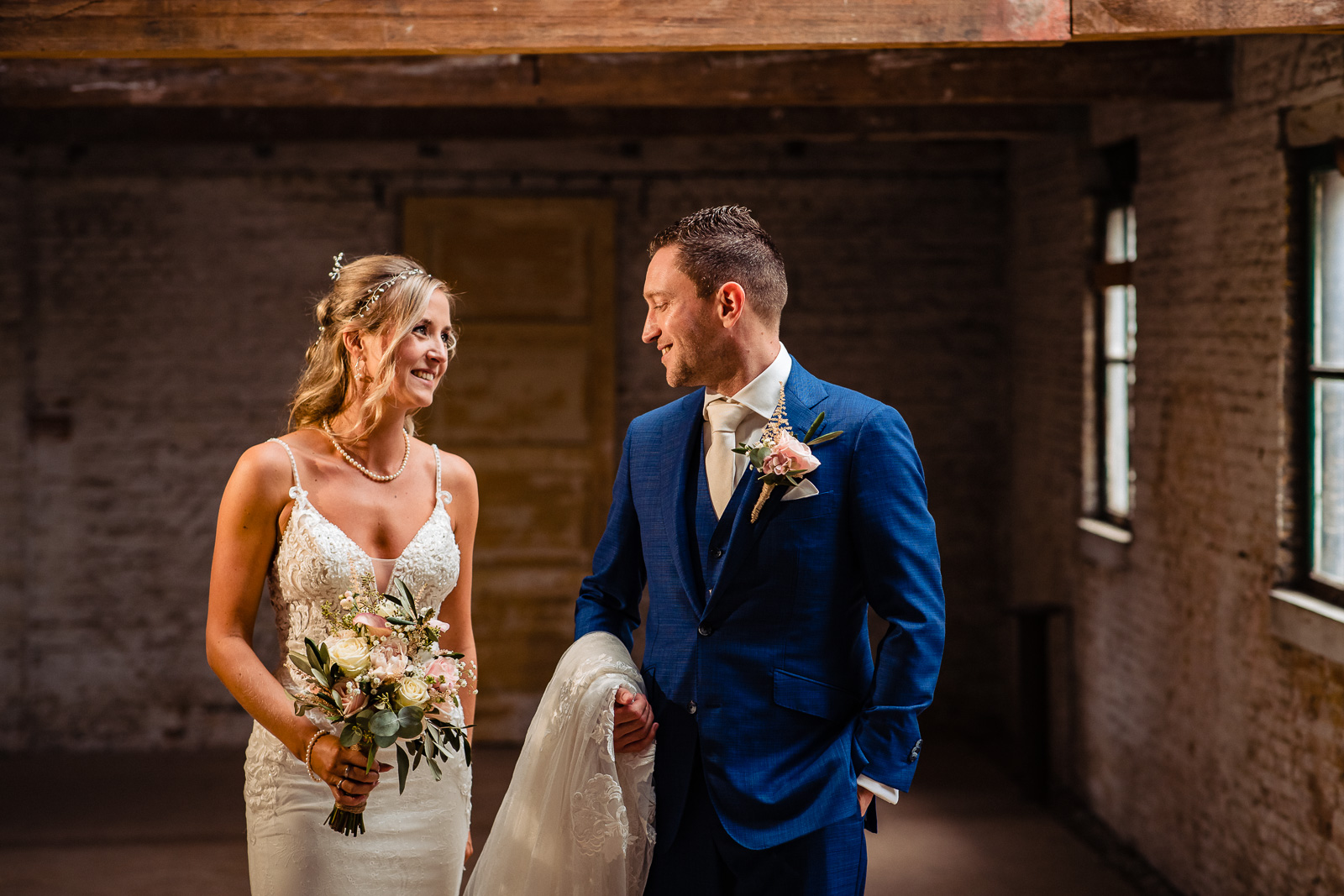 Fotoshoot Soda fabriek Trouwfotograaf Vlaardingen bruid en bruidegom