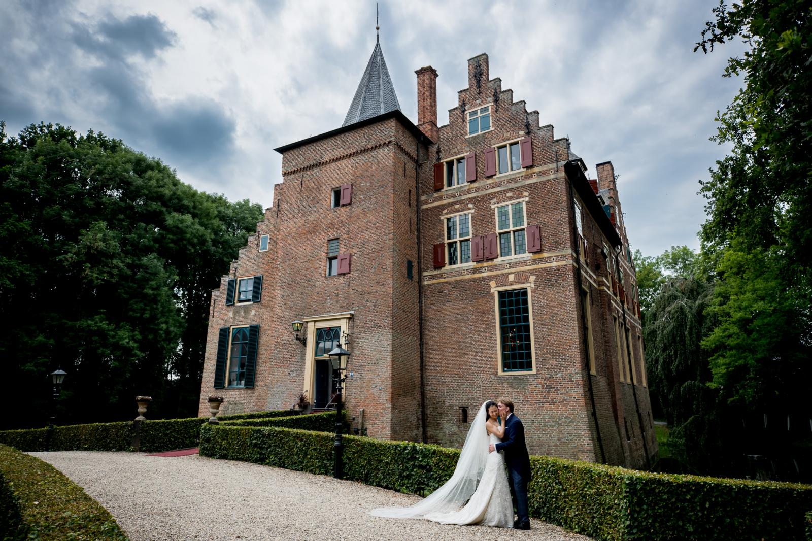 Bruidspaar voor kasteel wijenburg echteld