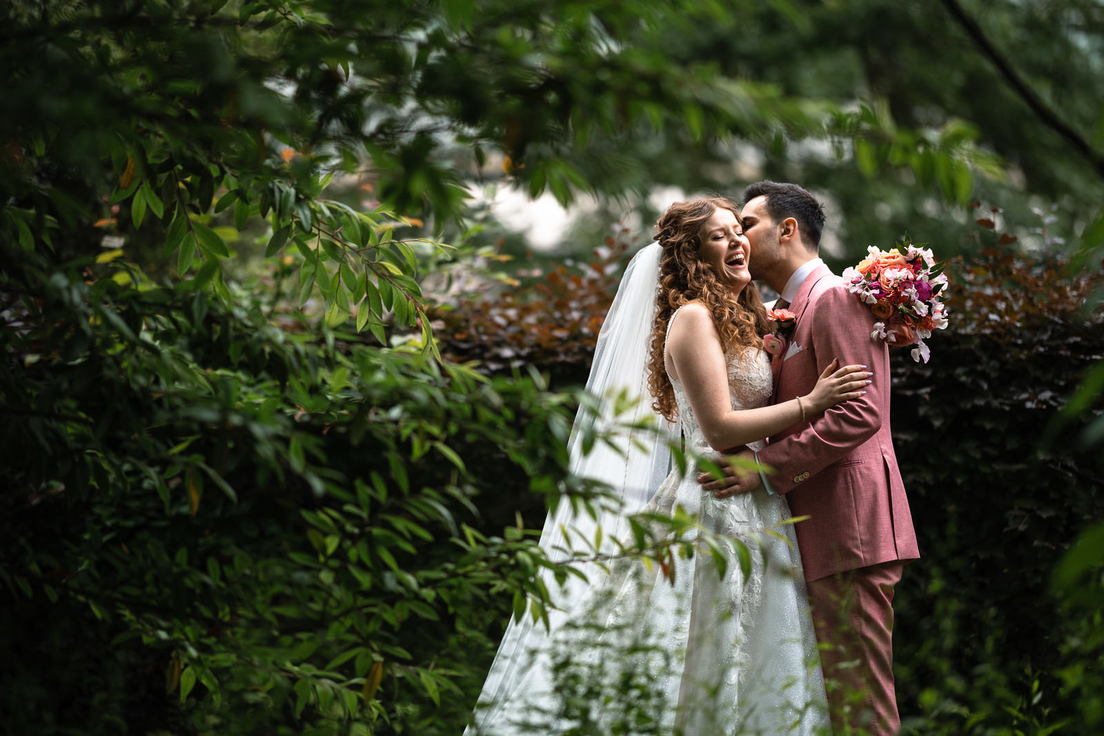 Fotoshoot bruidspaar met trouwfotograaf Central Park Voorburg