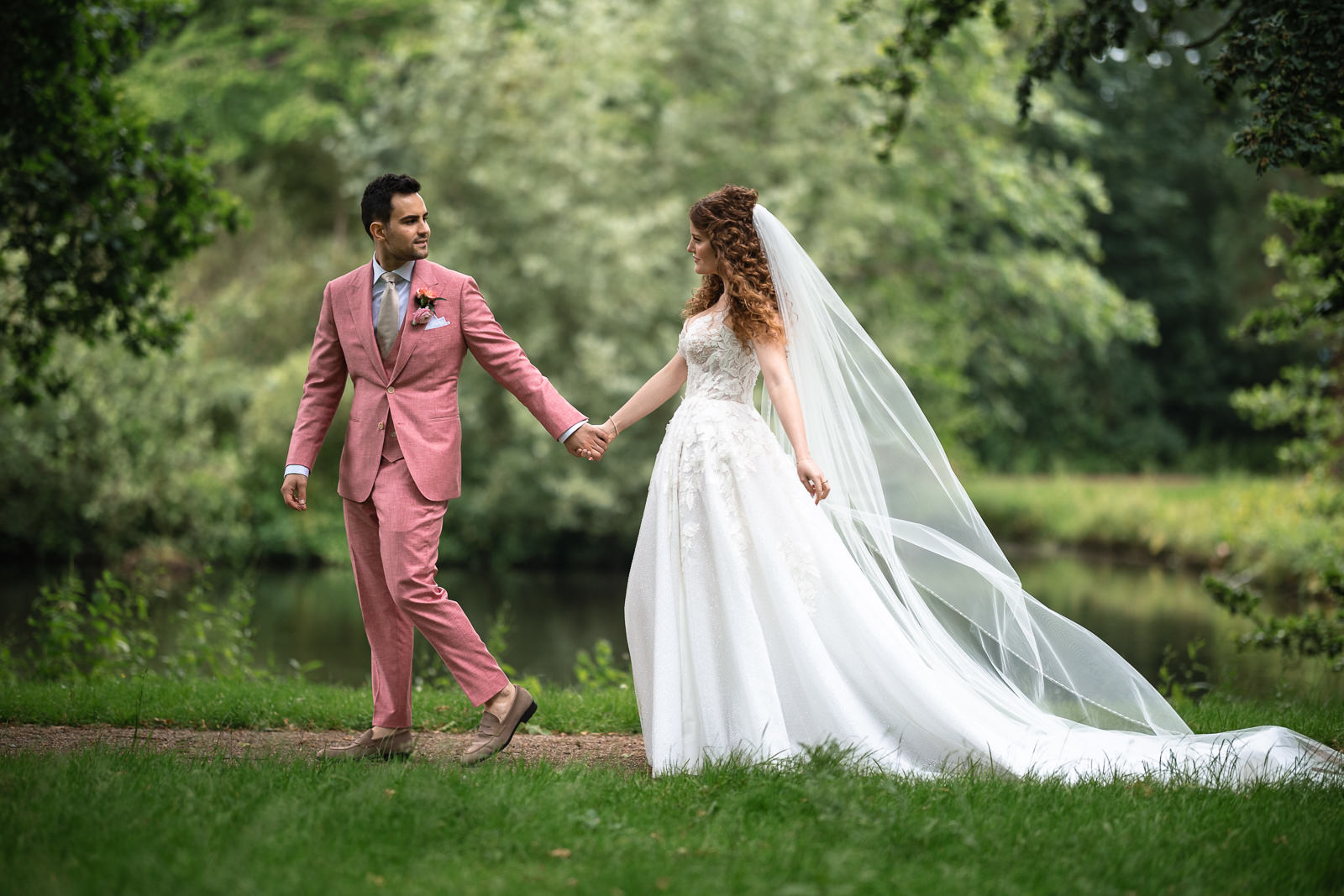 Foto moment bruidspaar met trouwfotograaf Central Park Voorburg