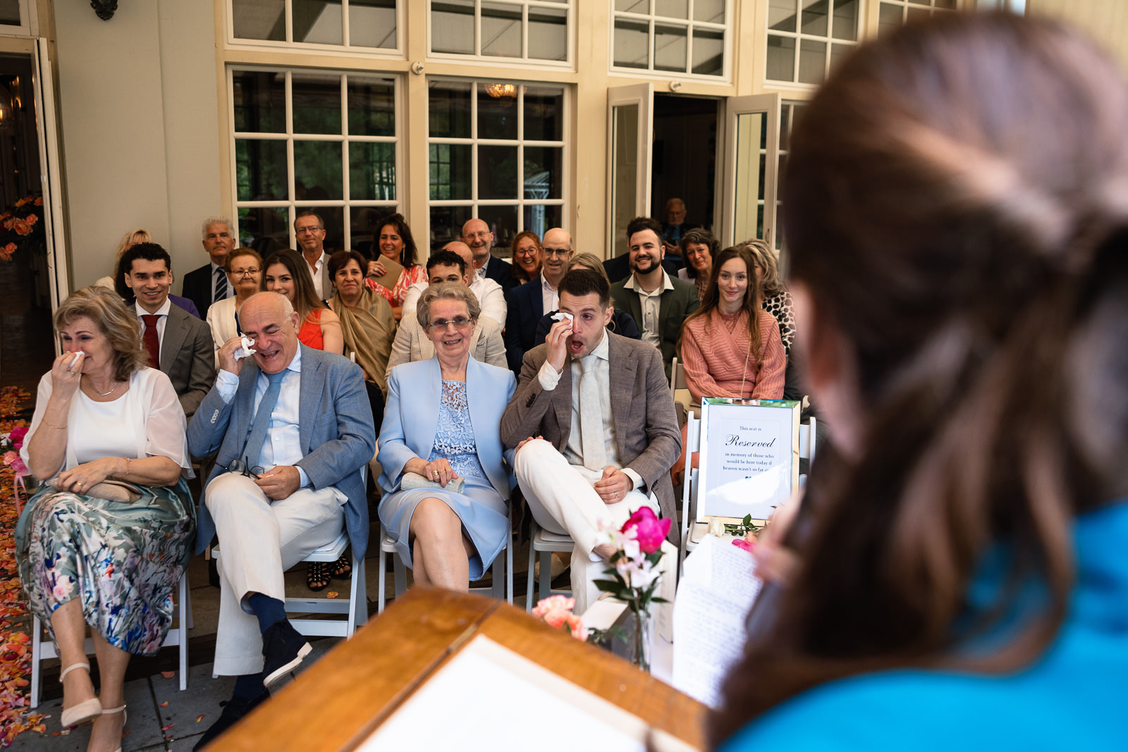 Emotionele familie tijdens trouwceremonie door Eva bij Central Park Voorburg