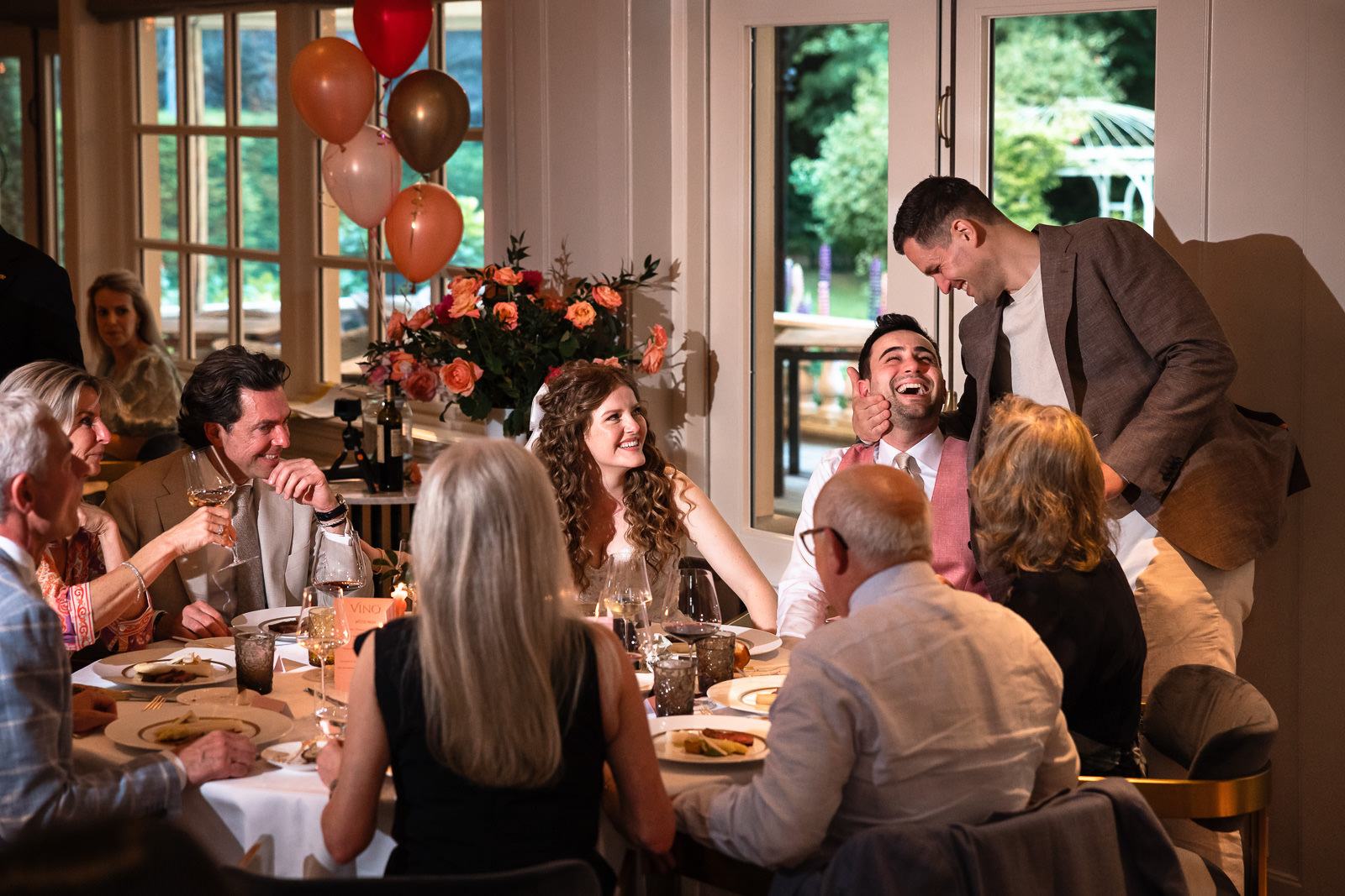 Broer komt bruidegom knuffelen tijdens diner bij Central Park Voorburg