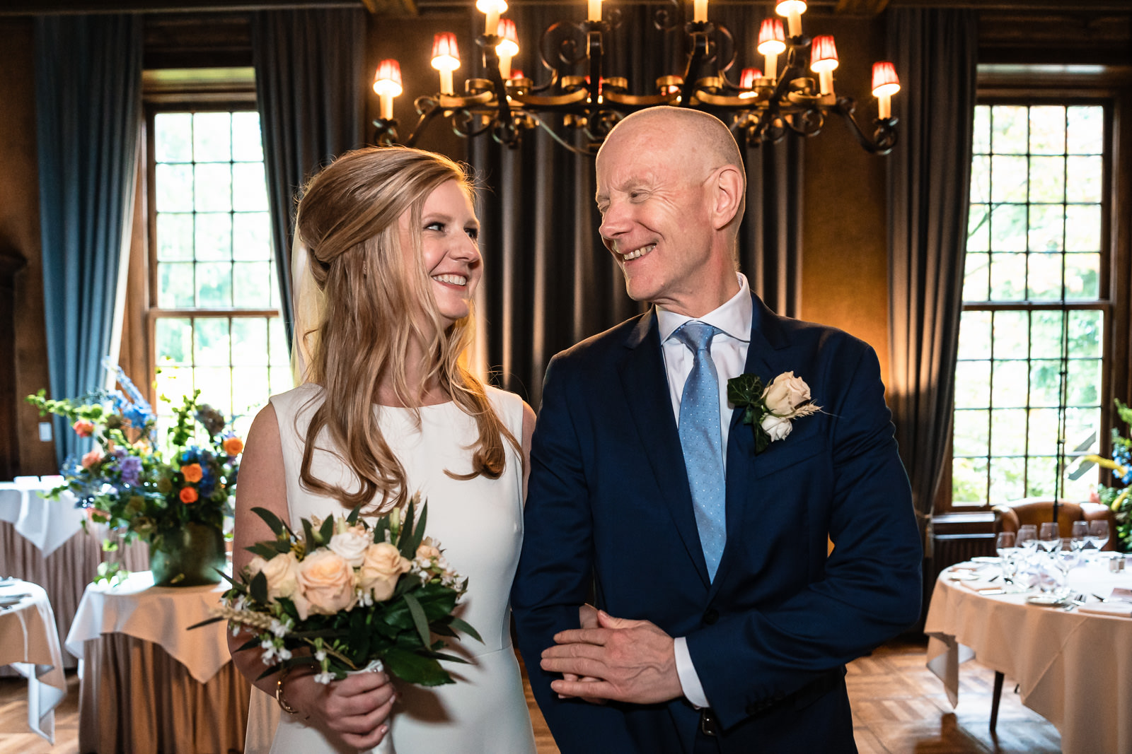 Binnen kasteel ceremonie entree bruid Trouwfotograaf Paco van Leeuwen