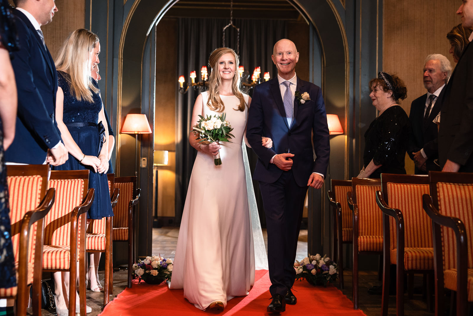 Binnen kasteel ceremonie entree bruid in zaal Trouwfotograaf Paco van Leeuwen