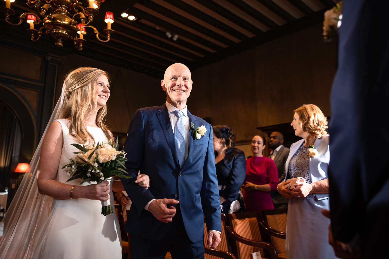 Binnen kasteel ceremonie entree bruid met vader Trouwfotograaf Paco van Leeuwen