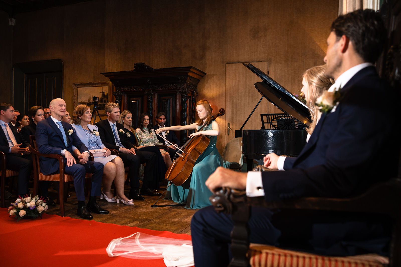 Binnen kasteel ceremonie muzikaal intermezzo cello en piano Trouwfotograaf Paco van Leeuwen