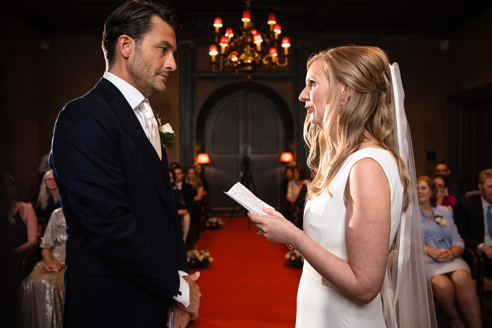 Binnen kasteel ceremonie geloften bruid Trouwfotograaf Paco van Leeuwen