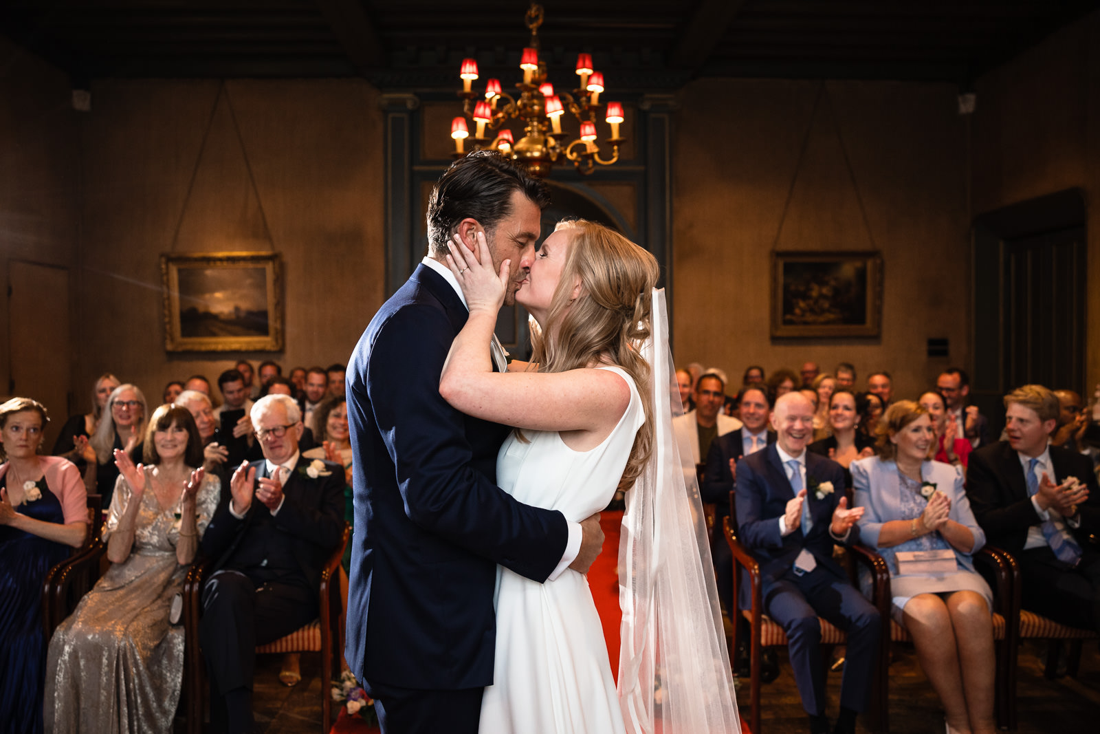 Binnen kasteel ceremonie eerste kus bruidspaar Trouwfotograaf Paco van Leeuwen