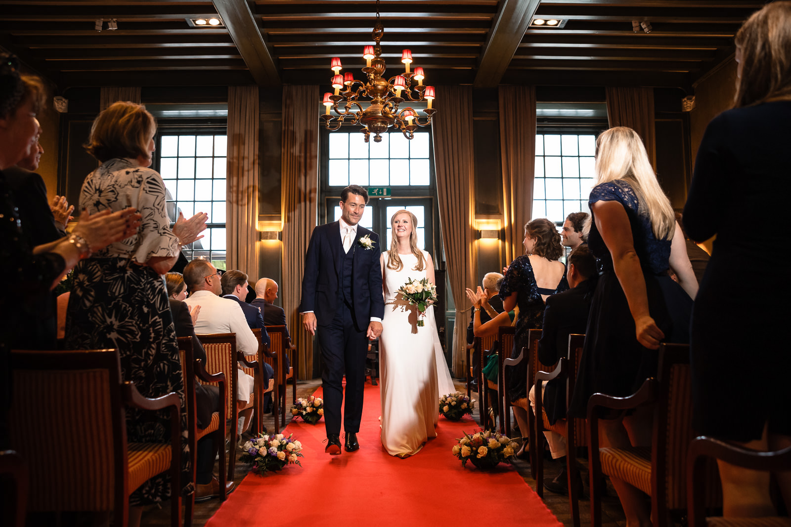 Binnen kasteel ceremonie exit bruidspaar Trouwfotograaf Paco van Leeuwen