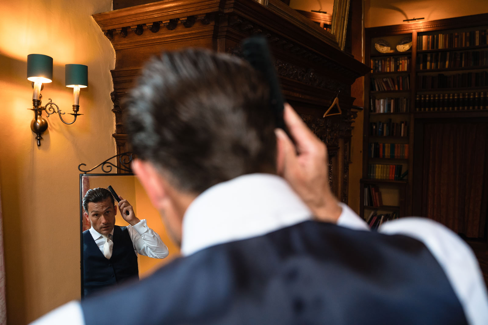 Bruidegom kleed zich aan in een kasteel Trouwfotograaf Paco van Leeuwen