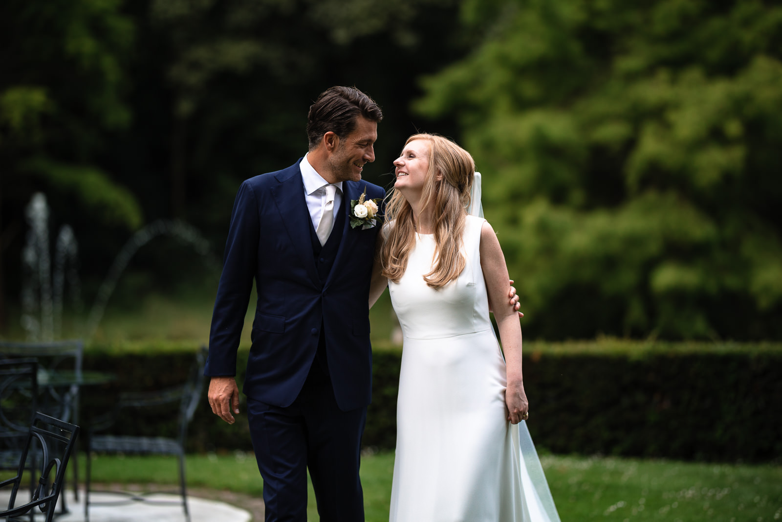 fotomoment bruidspaar in kasteel tuin trouwfotograaf den haag