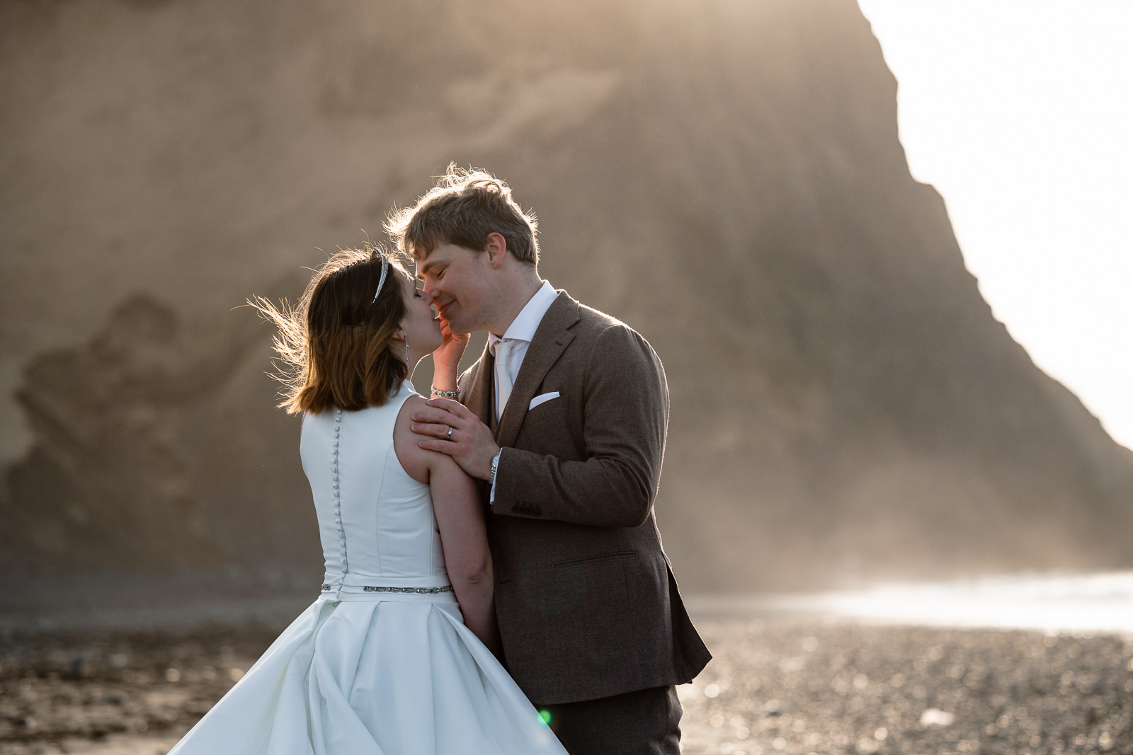 After Wedding Sunrise shoot black sand beach Vik in IJsland met Trouw Fotograaf Paco van Leeuwen