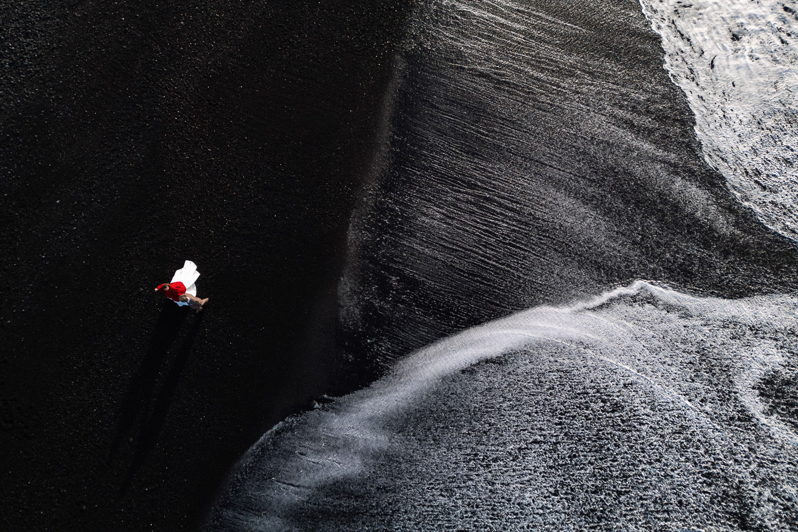 After Wedding shoot in IJsland Drone Shot black sand beach Vik met Trouw Fotograaf Paco van Leeuwen