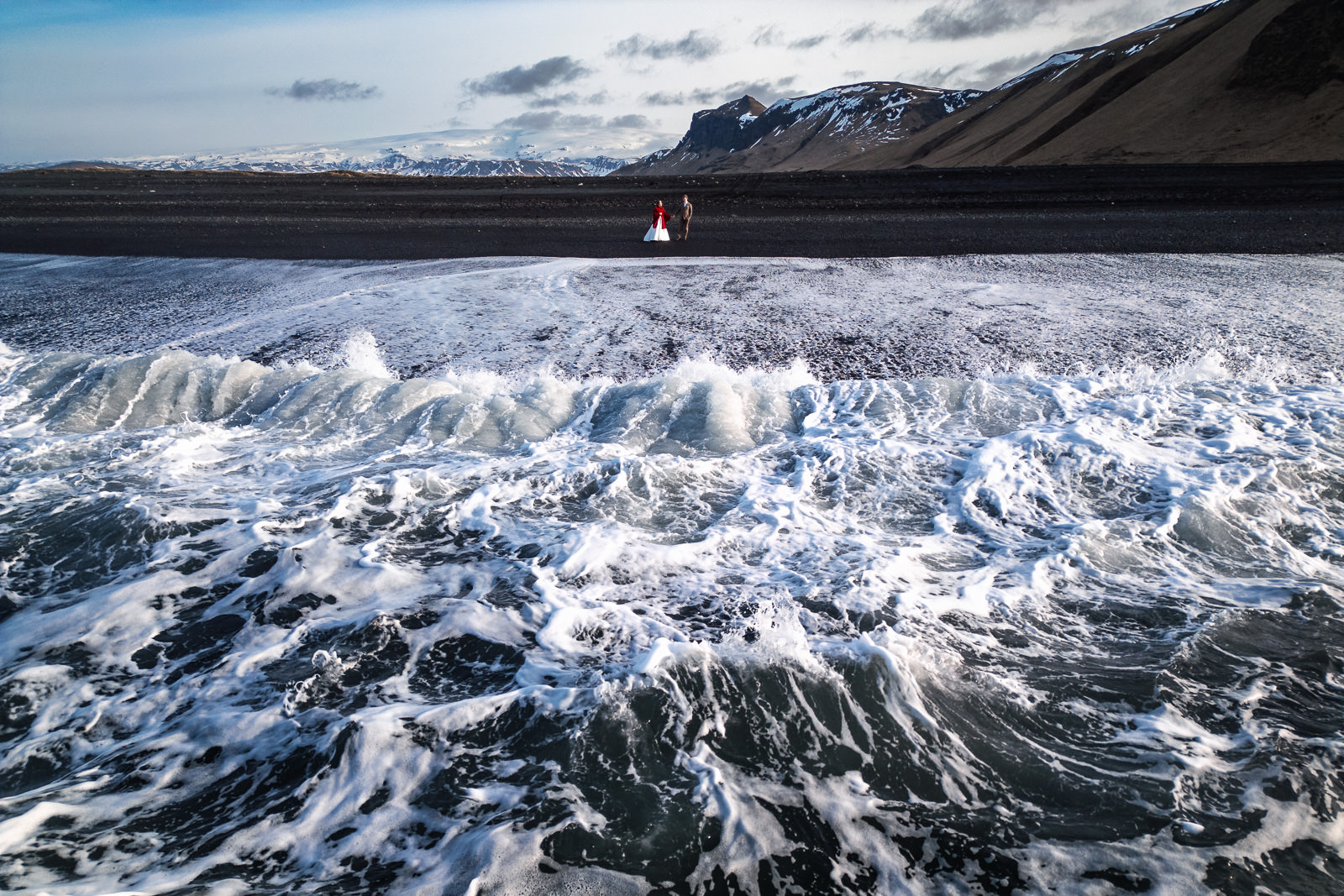 After Wedding shoot met drone op black sand beach Vik in IJsland met Trouw Fotograaf Paco van Leeuwen