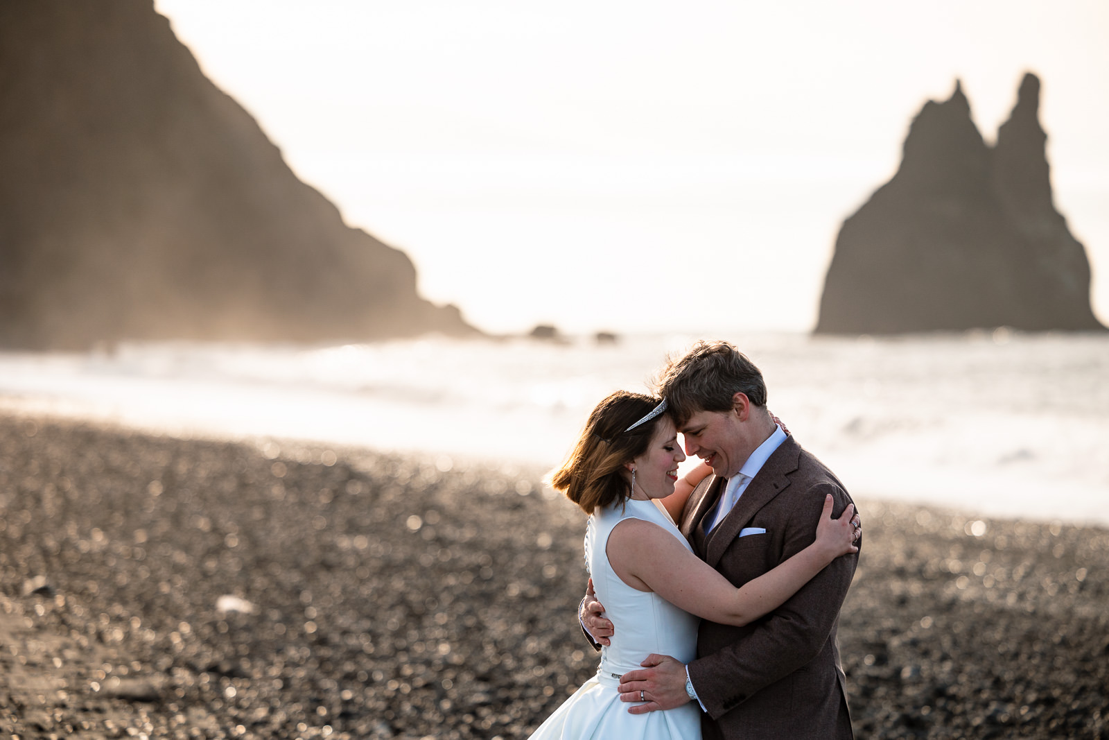 After Wedding shoot op Vik black sand beach in IJsland met Trouw Fotograaf Paco van Leeuwen