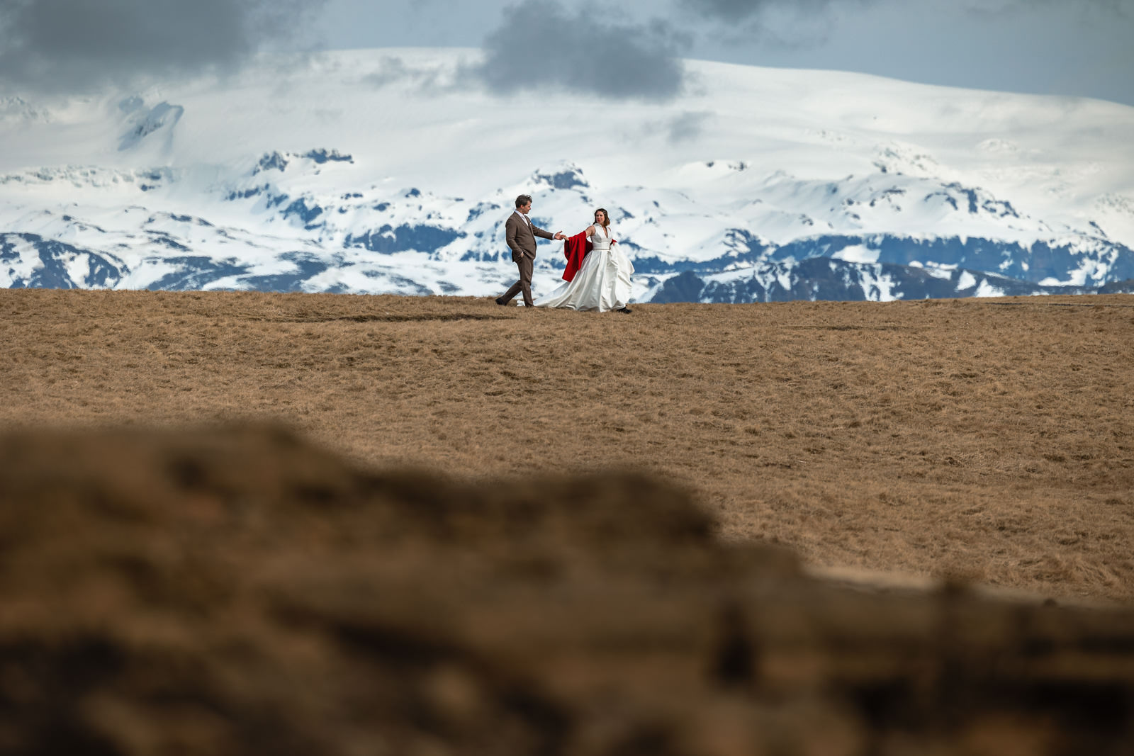 After Wedding shoot bruidspaar met bergen op de achtergrond in IJsland met Trouw Fotograaf Paco van Leeuwen