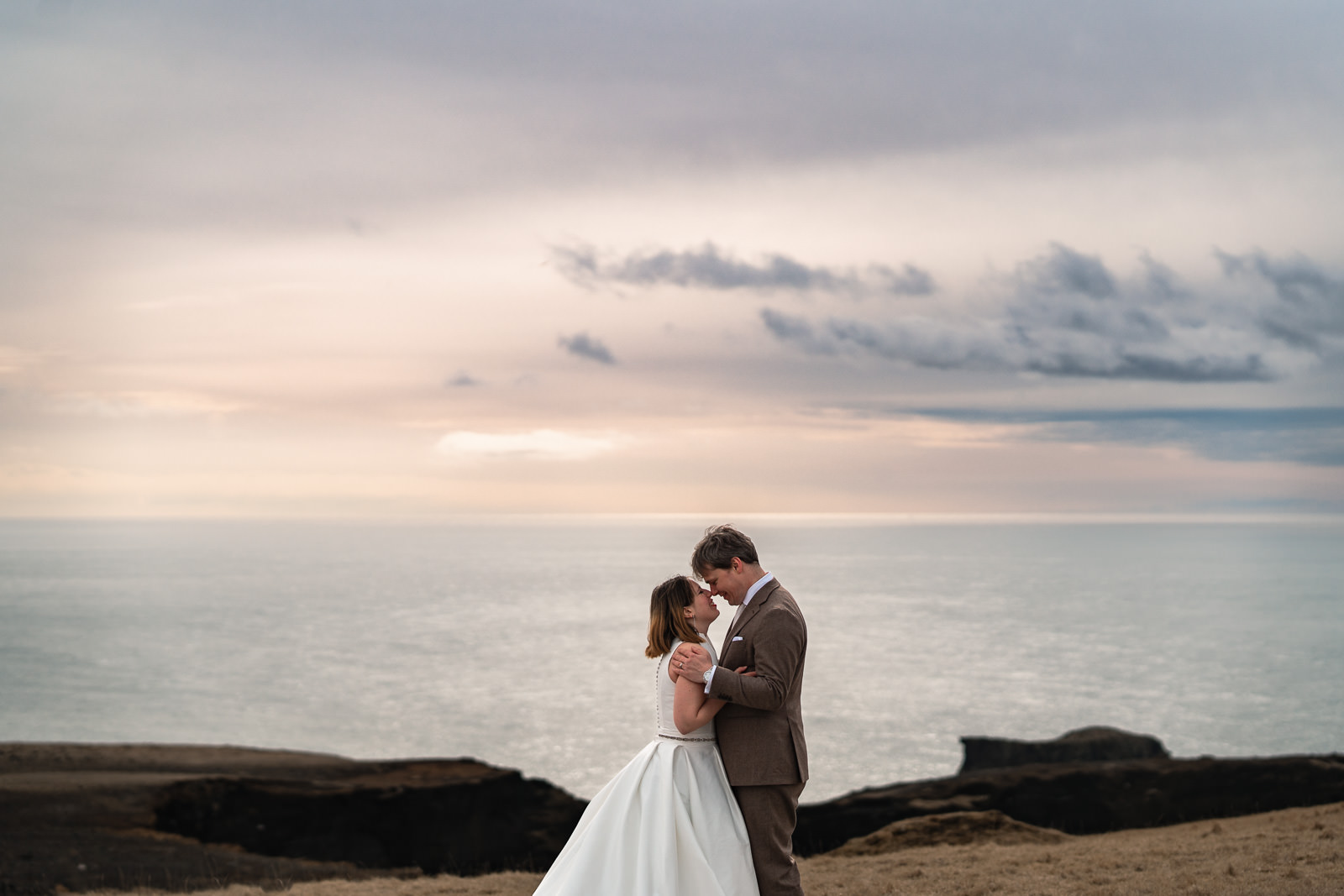 After Wedding shoot met de zee bij Vik in IJsland met Trouw Fotograaf Paco van Leeuwen