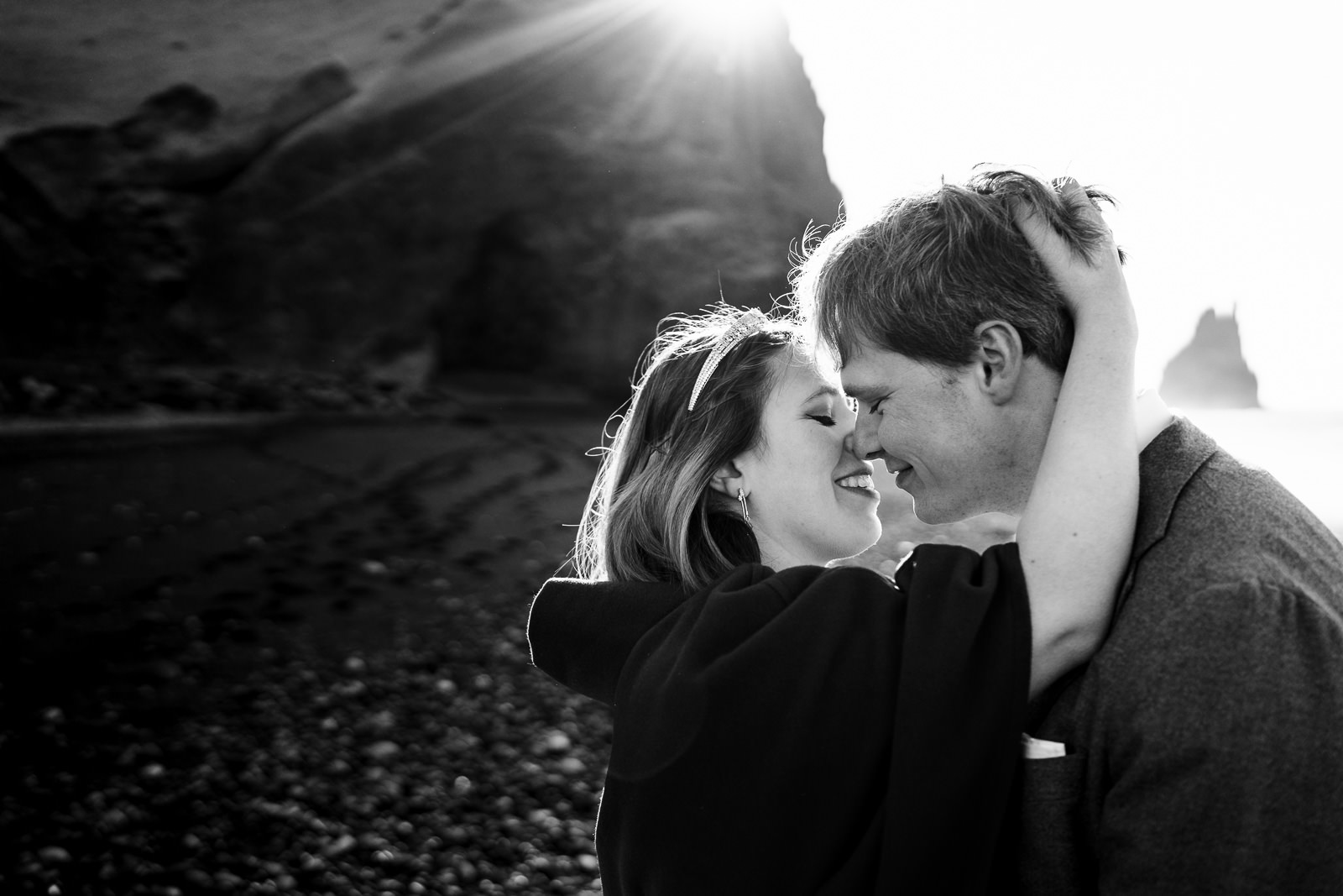 After Wedding shoot in IJsland met Trouw Fotograaf Paco van Leeuwen Bruidspaar knuffelend