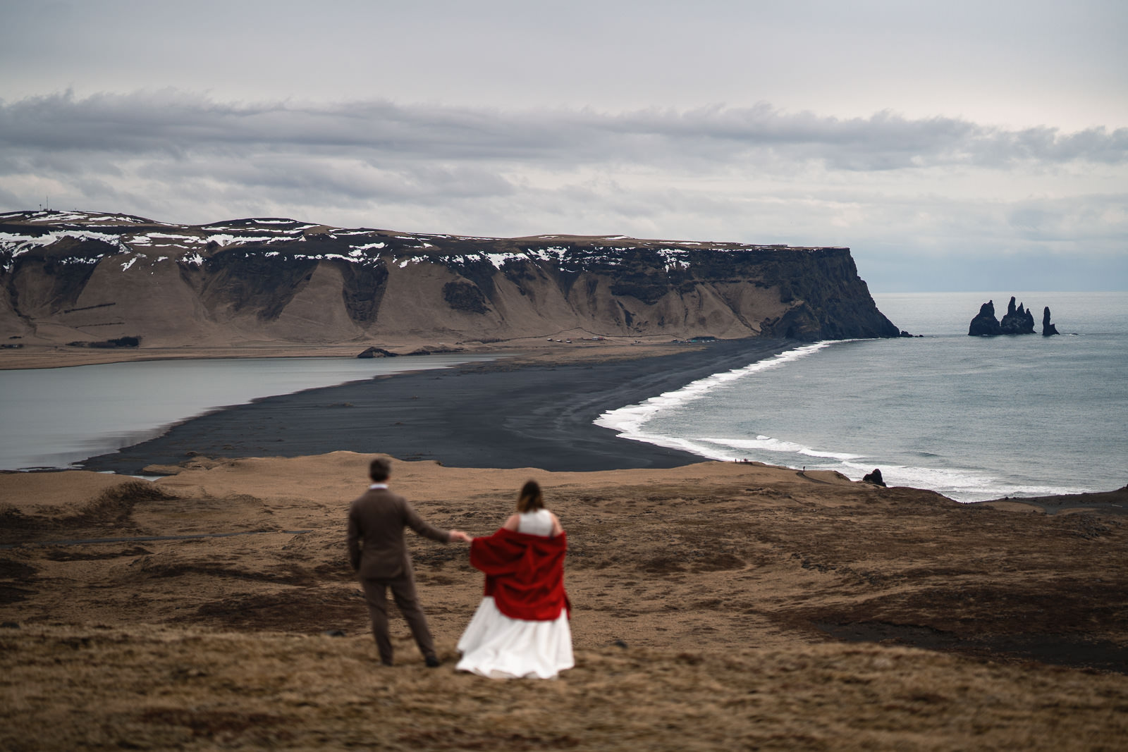 After Wedding shoot met black sand beach in de verte in IJsland met Trouw Fotograaf Paco van Leeuwen