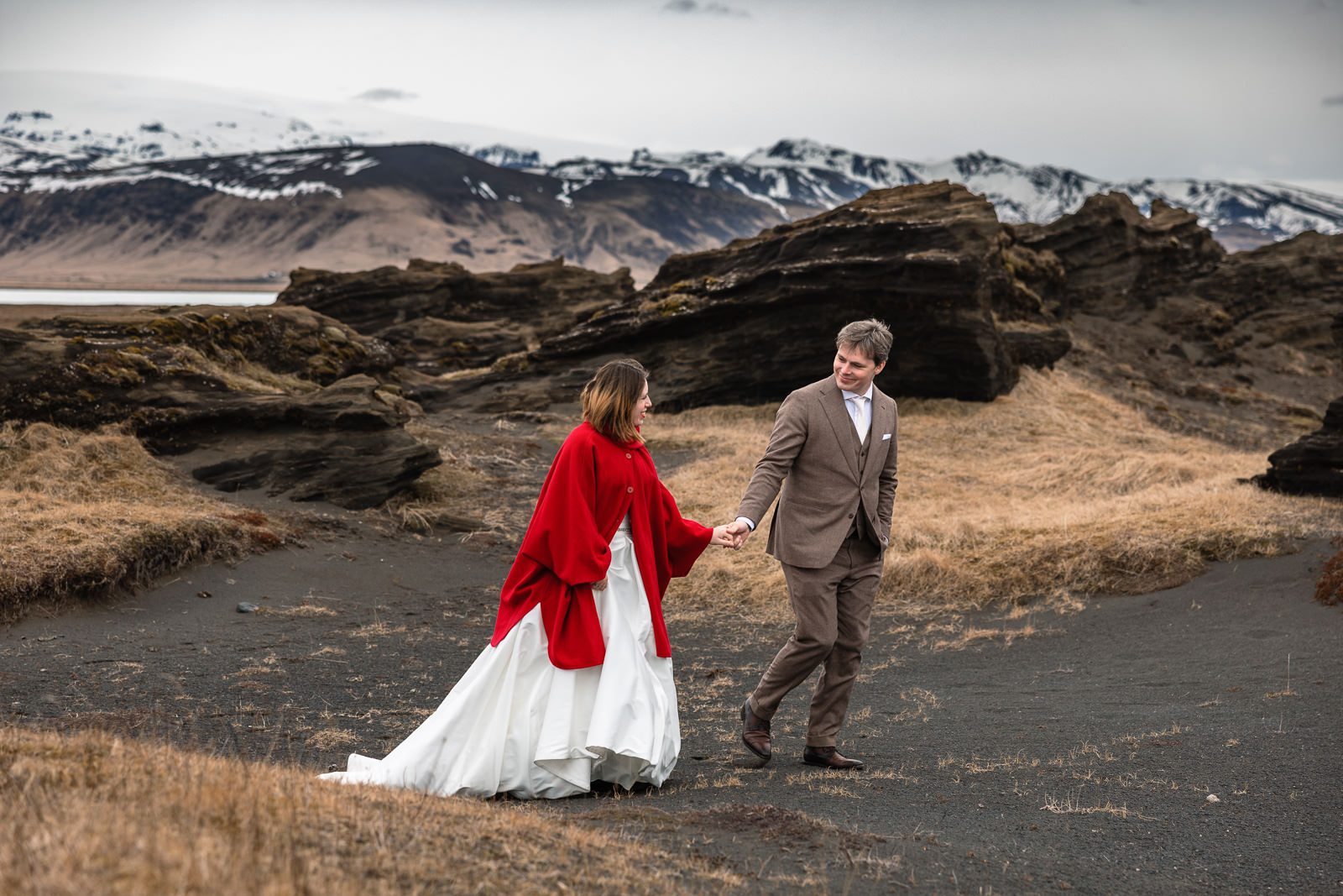 After Wedding shoot bruidspaar in lava landschap in IJsland met Trouw Fotograaf Paco van Leeuwen