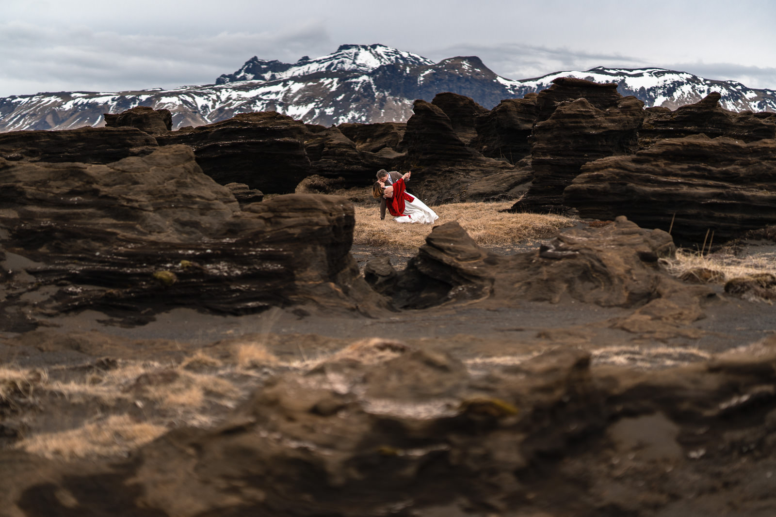 After Wedding shoot in lava landschap met bergen op de achtergrond in IJsland met Trouw Fotograaf Paco van Leeuwen