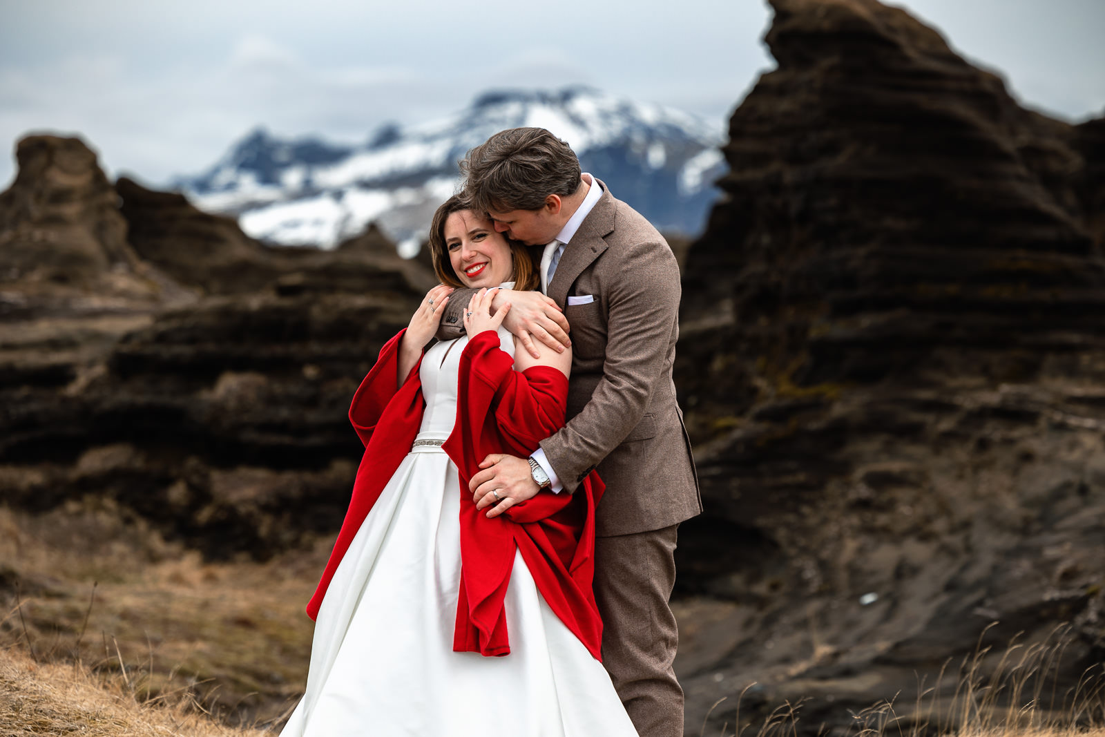 After Wedding shoot bruidspaar knuffelend in lava landschap in IJsland met Trouw Fotograaf Paco van Leeuwen