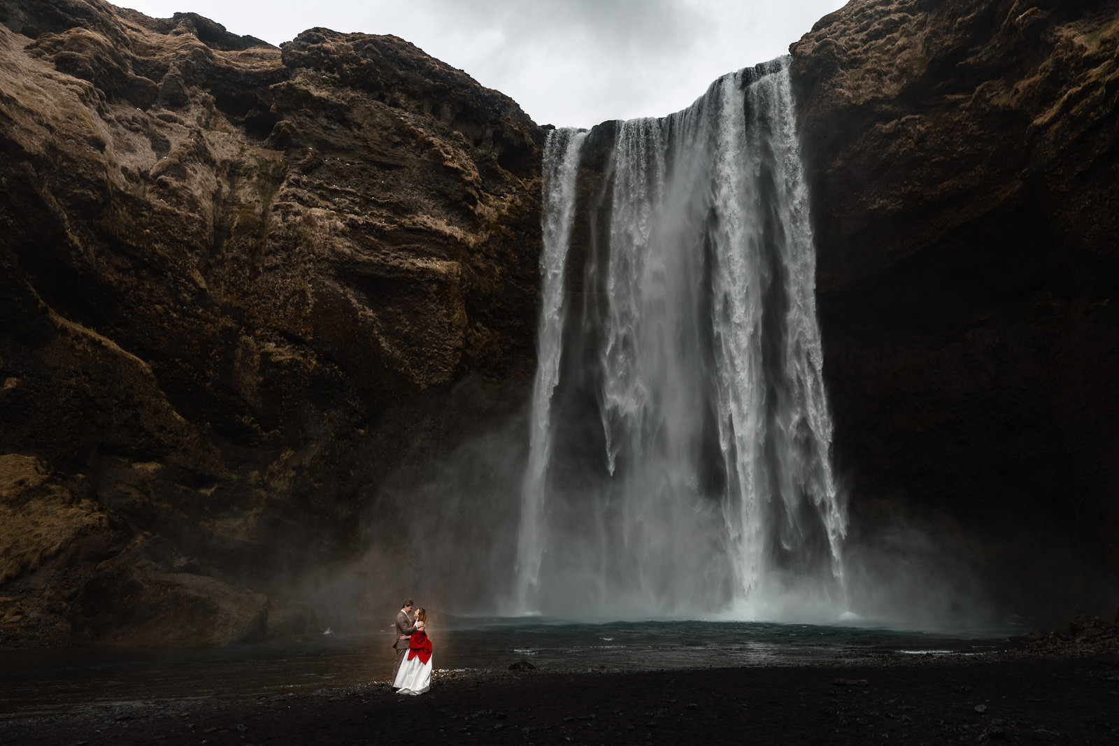 After Wedding shoot bij Skogafoss Waterval in IJsland met Trouw Fotograaf Paco van Leeuwen