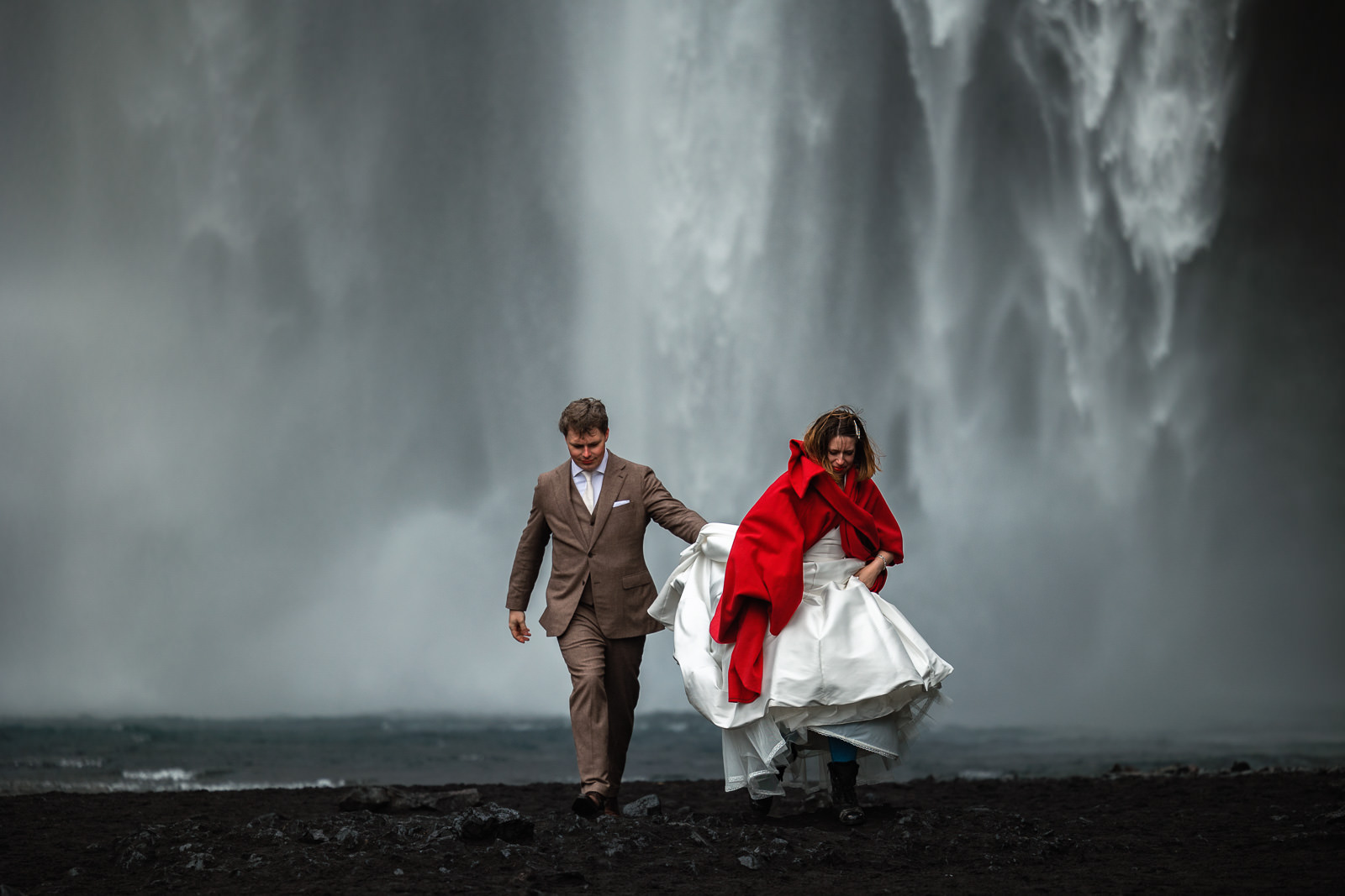 After Wedding shoot bruidspaar bij Skogafoss in IJsland met Trouw Fotograaf Paco van Leeuwen