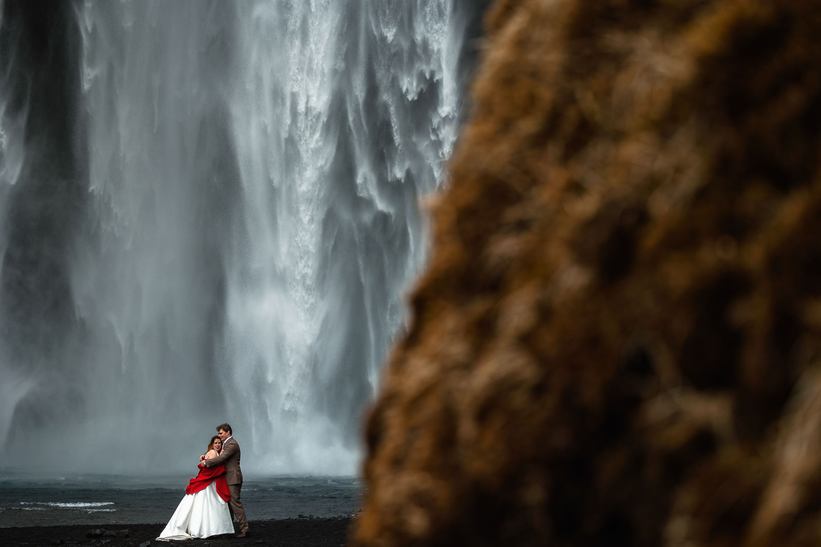 After Wedding shoot Waterval Skogafoss in IJsland met Trouw Fotograaf Paco van Leeuwen