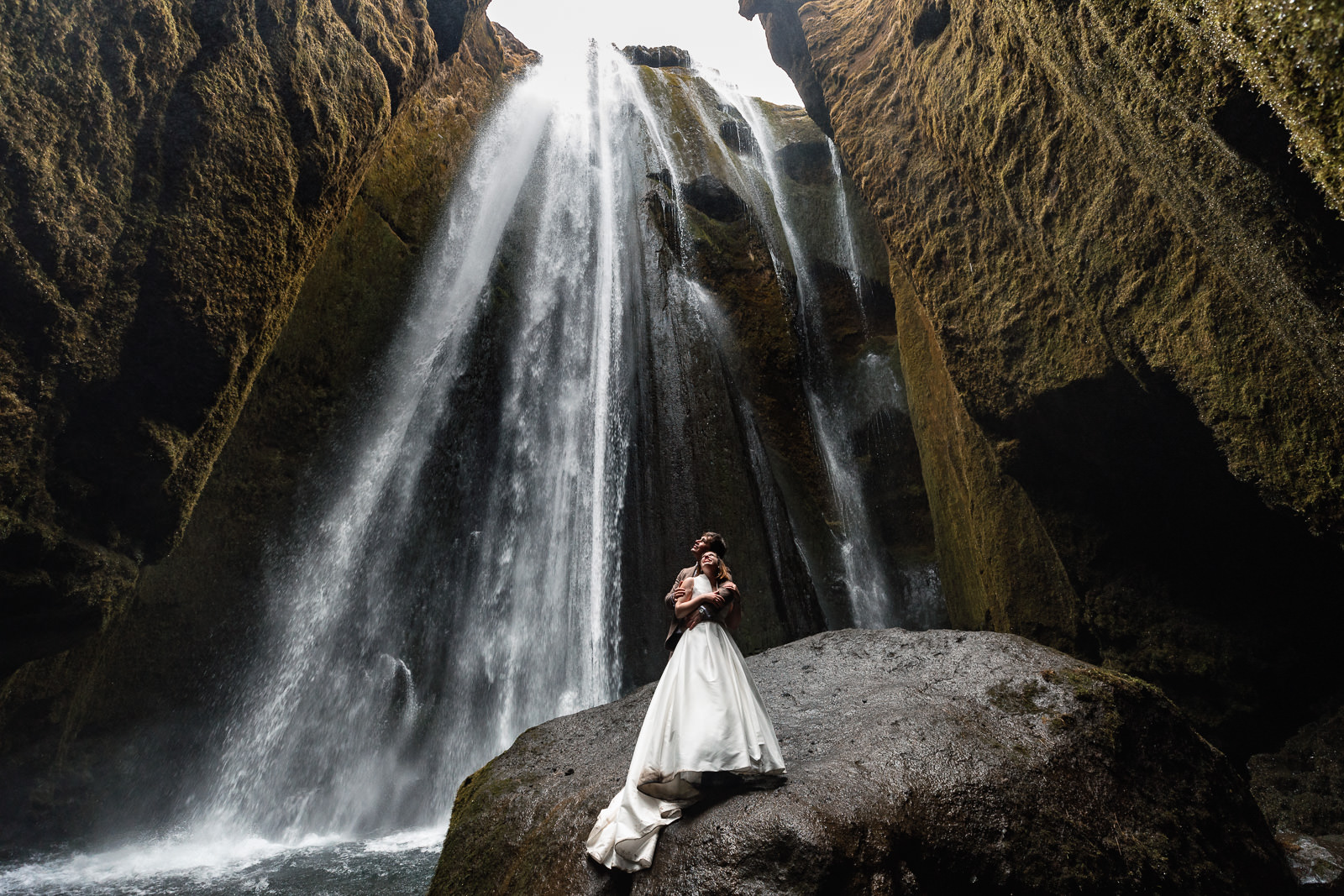 After Wedding shoot waterval Gljufrabui in IJsland met Trouw Fotograaf Paco van Leeuwen