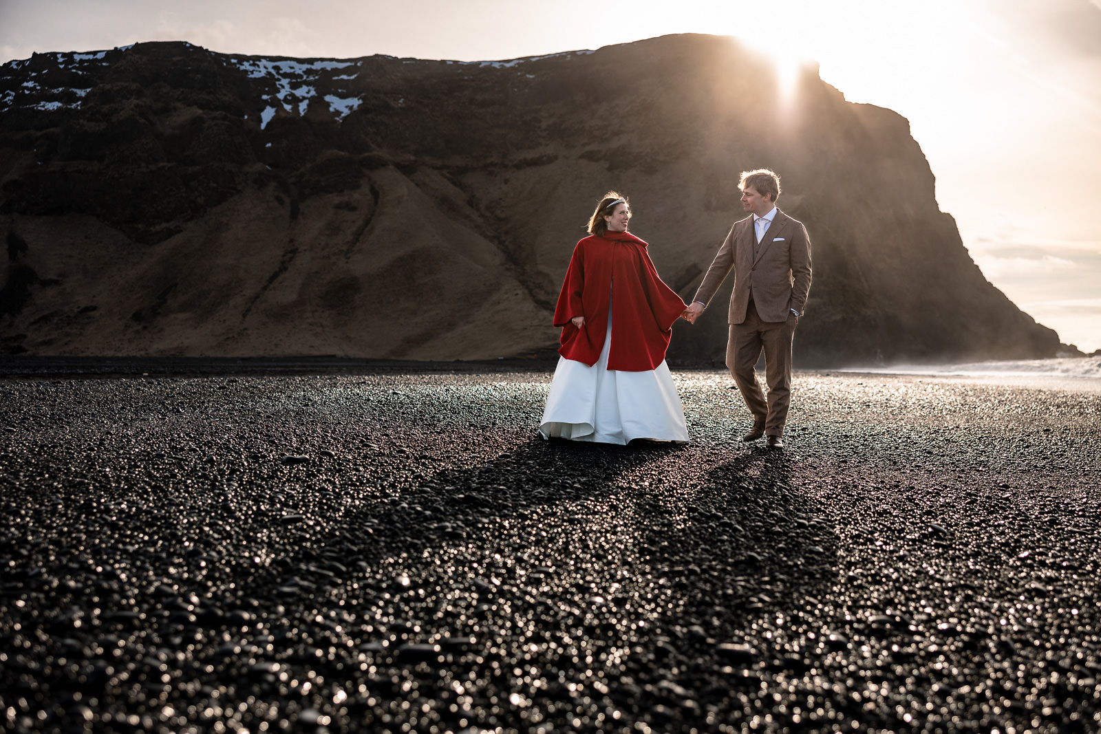 After Wedding shoot in IJsland met Trouw Fotograaf Paco van Leeuwen Wandelen op black sand beach Vik