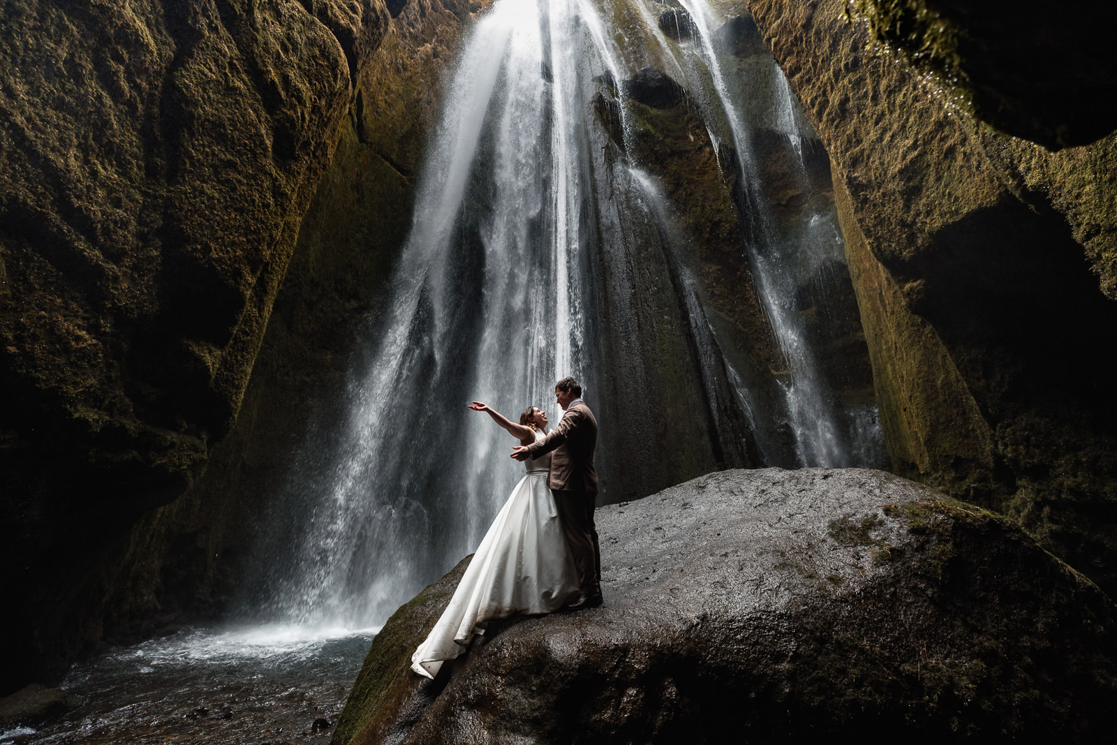 After Wedding shoot met bruidspaar bij waterval Gljufrabui in IJsland met Trouw Fotograaf Paco van Leeuwen