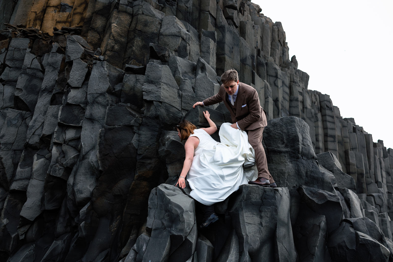 After Wedding shoot op black sand beach Vik in IJsland met Trouw Fotograaf Paco van Leeuwen