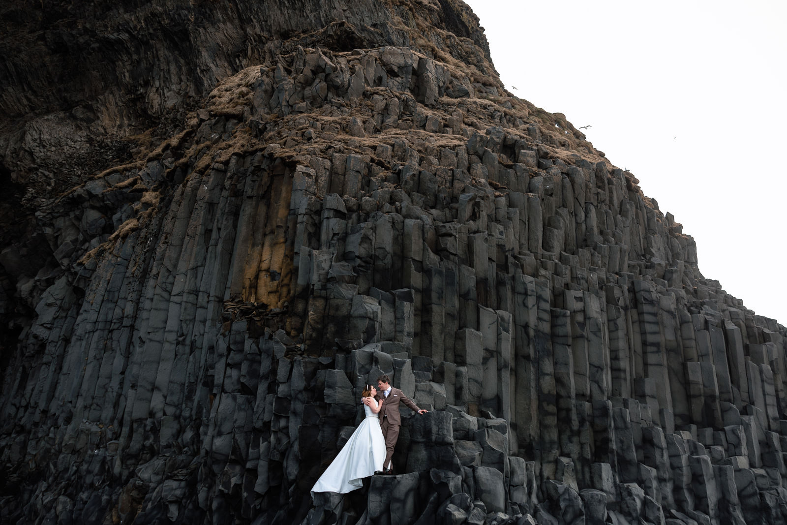 After Wedding shoot op rots partij black sand beach in IJsland met Trouw Fotograaf Paco van Leeuwen