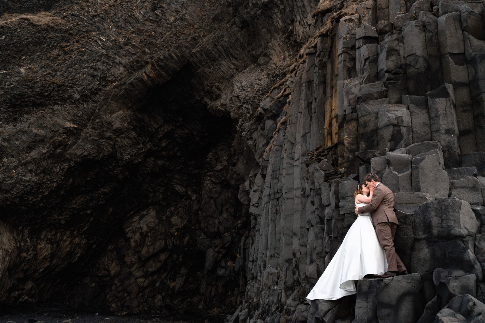 After Wedding shoot piano rotsen black sand beach Vik in IJsland met Trouw Fotograaf Paco van Leeuwen