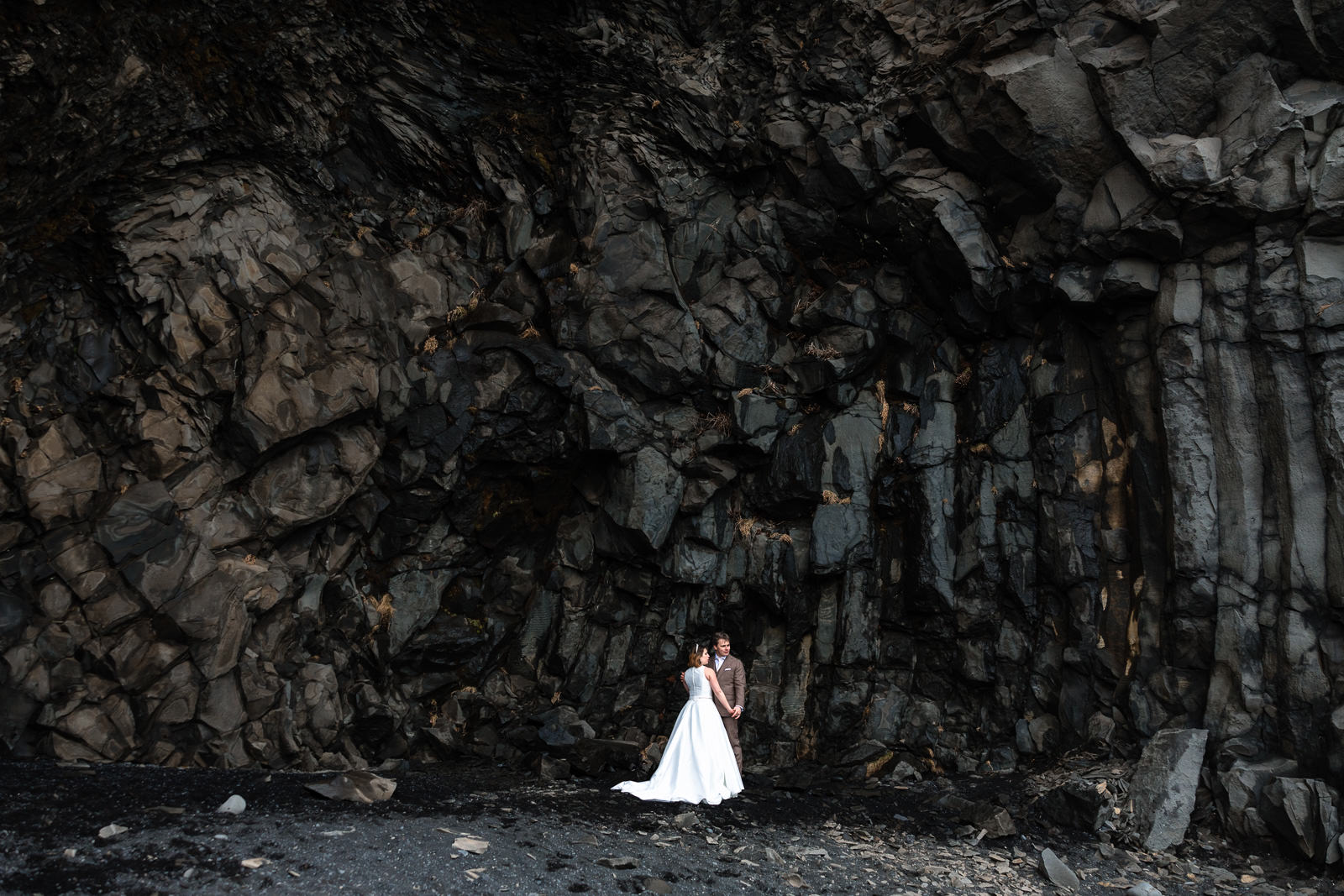 After Wedding shoot Cave op Black Sand Beach in IJsland met Trouw Fotograaf Paco van Leeuwen